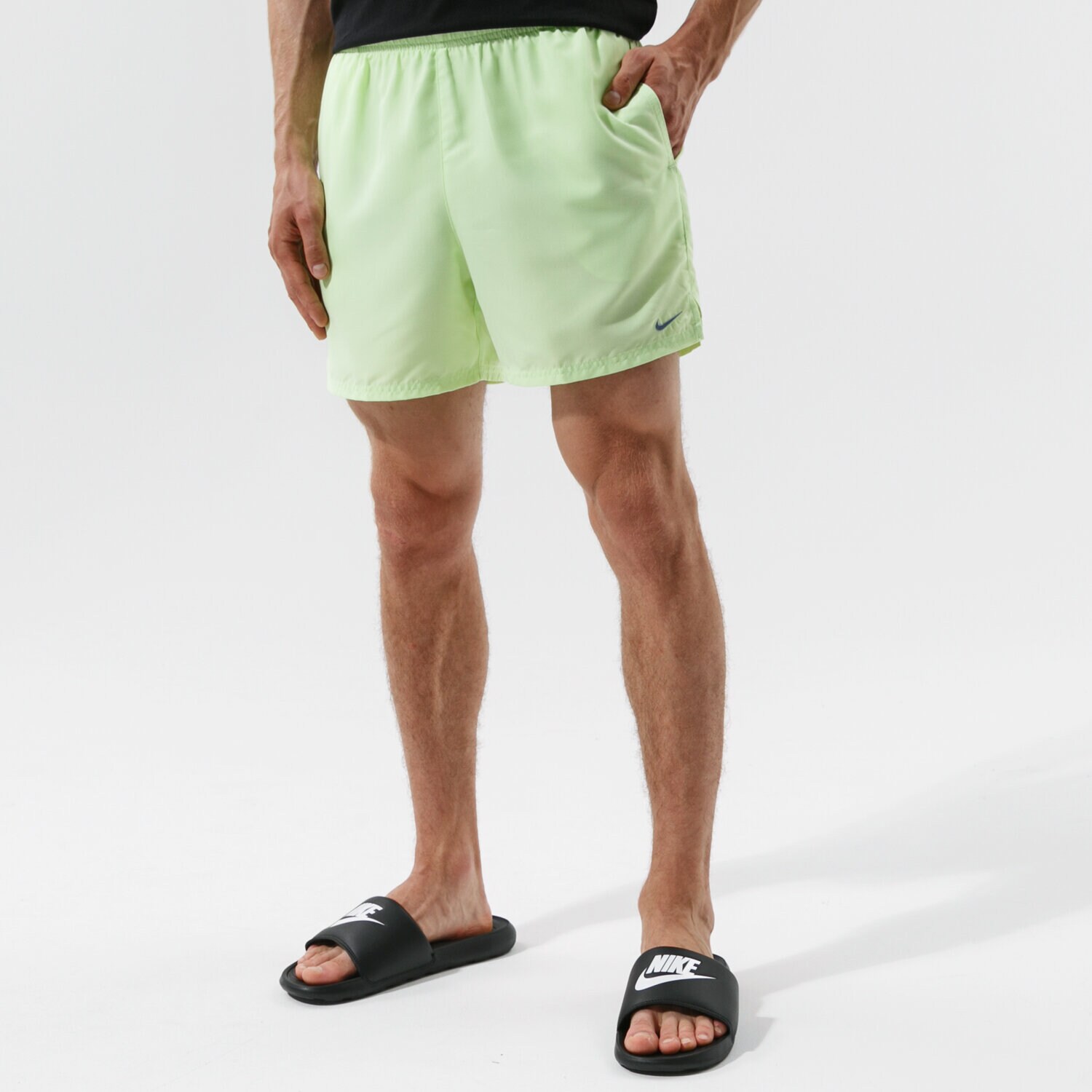 Femei pantaloni scurți NIKE PANTALONI SCURȚI NIKE ESSENTIAL 5" NESSA560740 Verde