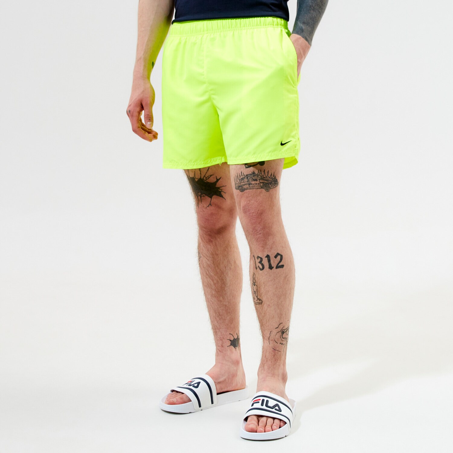 Femei pantaloni scurți NIKE PANTALONI SCURȚI NIKE ESSENTIAL 5" NESSA560737 Galben