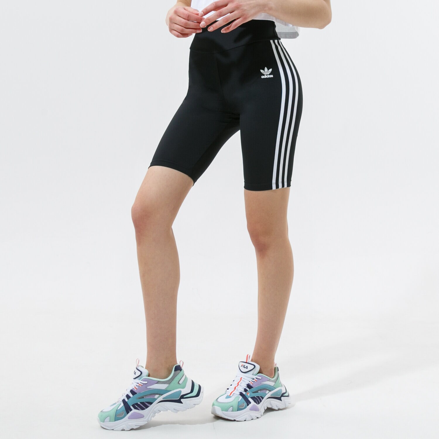 Femei pantaloni scurți ADIDAS PANTALONI SCURȚI HW SHORT TIGHTS #GN2842 Negru