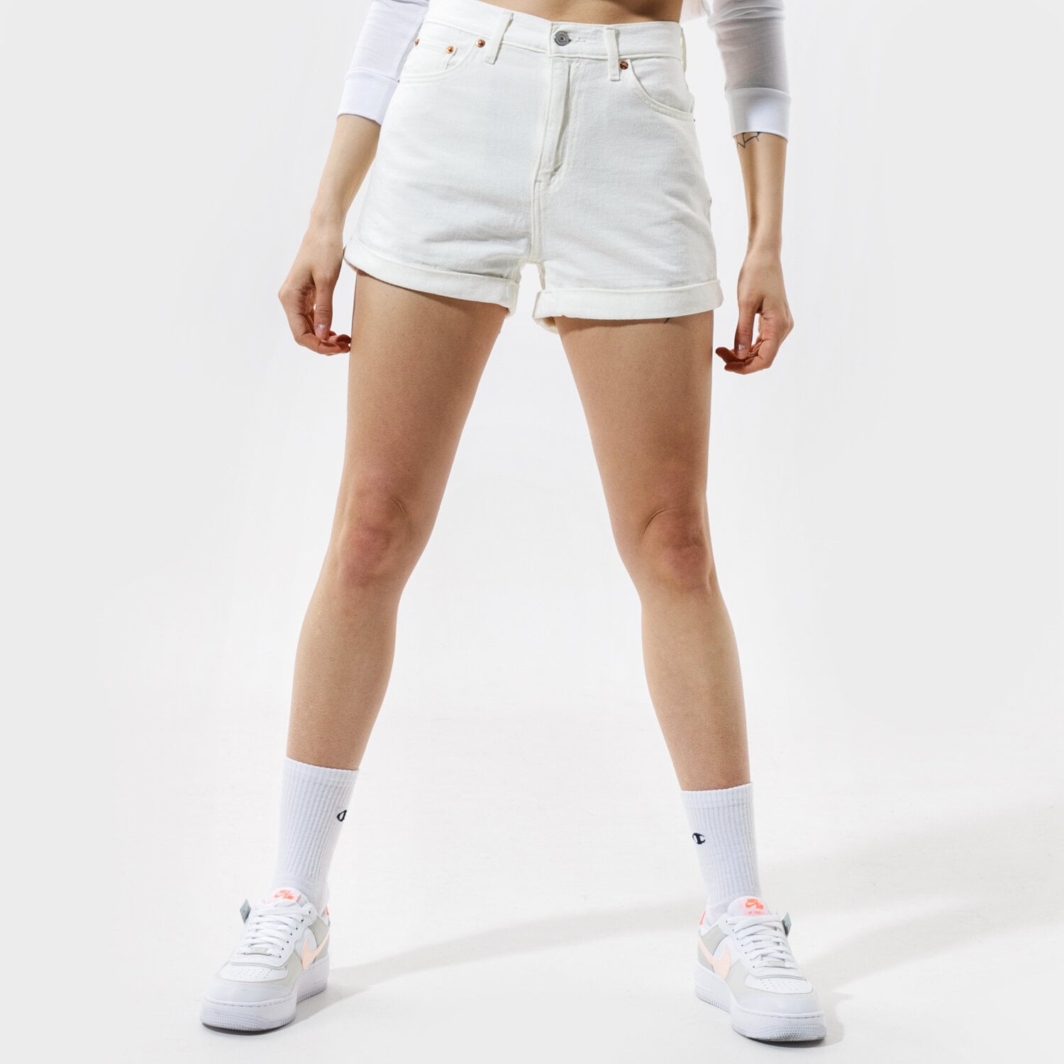 Femei pantaloni scurți LEVI'S PANTALONI  MOM A LINE SHORT 2 16888-0006 Alb