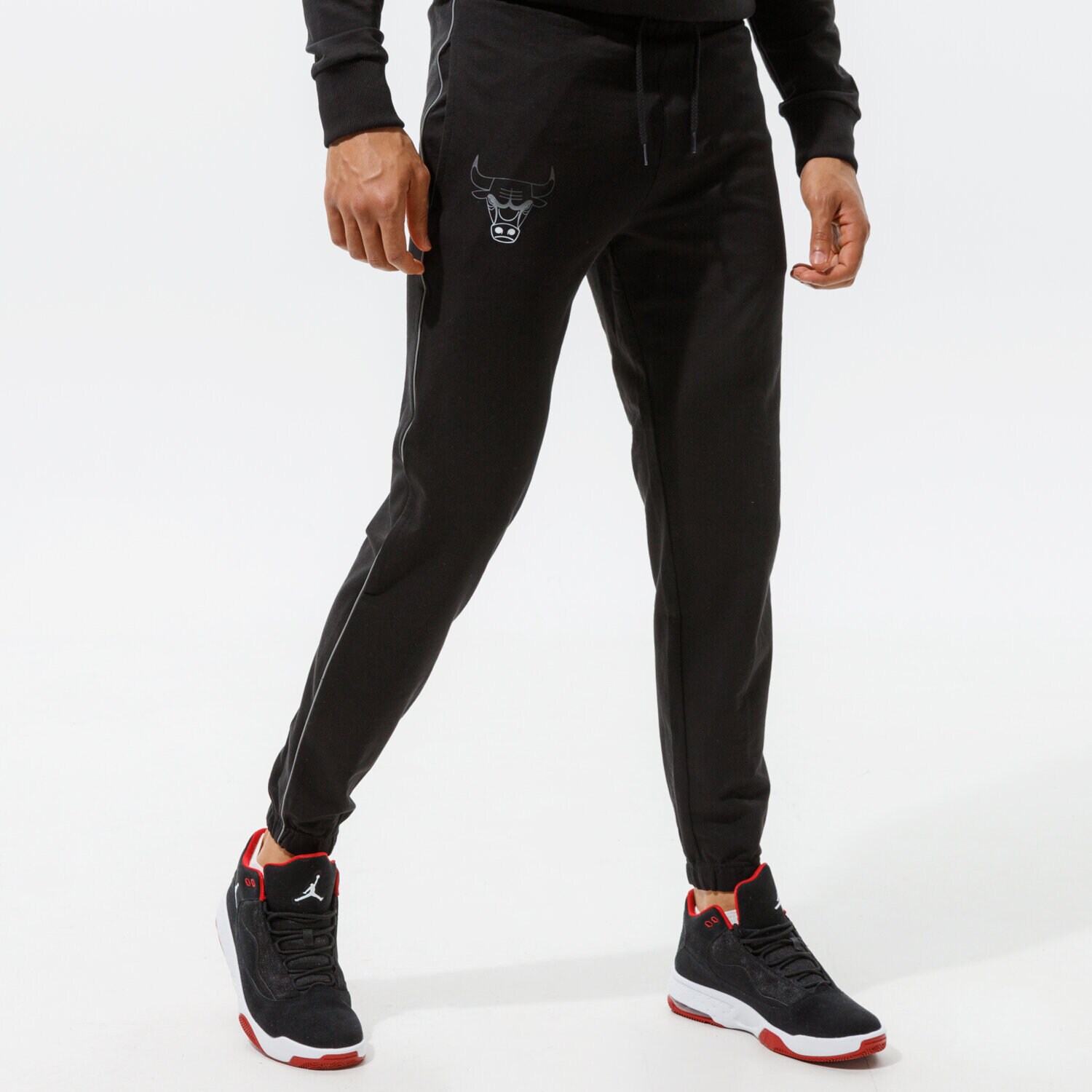 Bărbați pantaloni NEW ERA PANTALONI  NBA FADE LOGO JOGGER BULLS CHICAGO BULLS 12590899 Negru