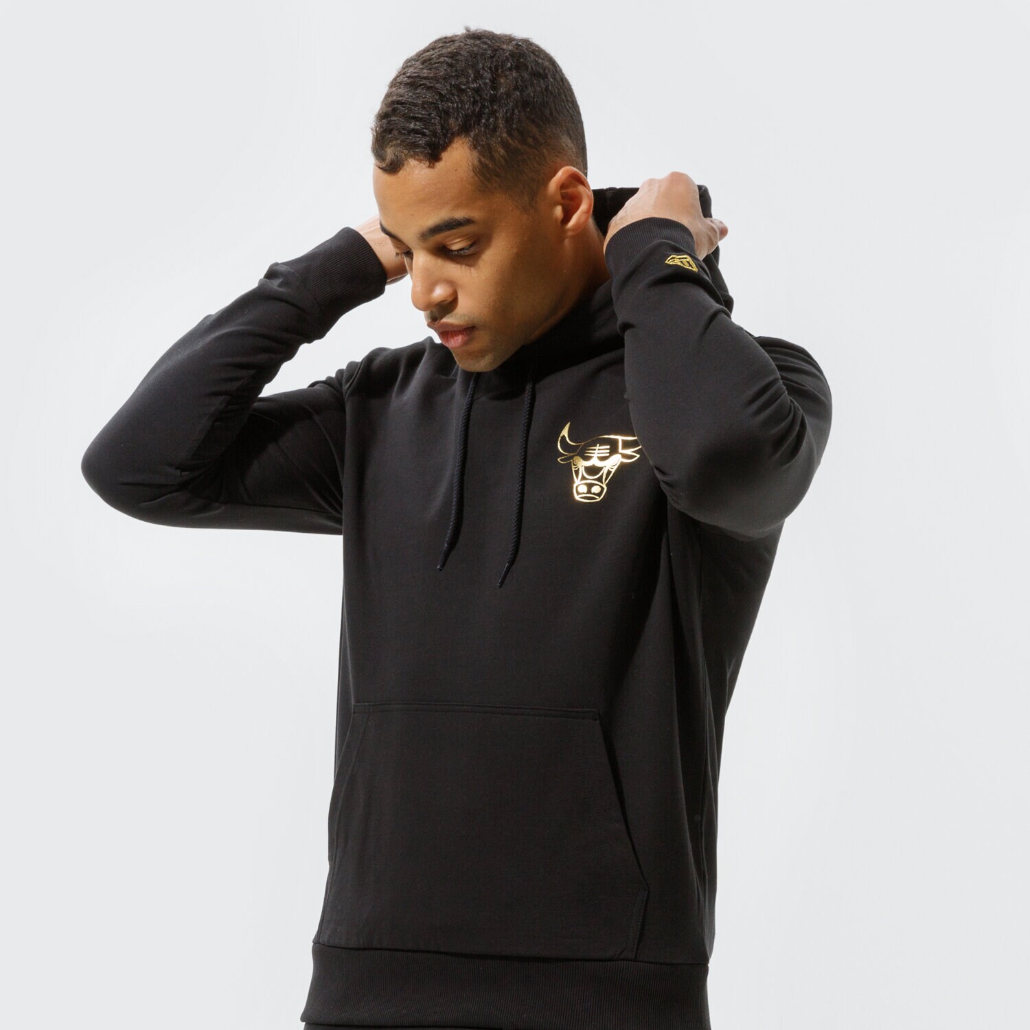 Bărbați bluză NEW ERA BLUZĂ CU GLUGĂ METALLIC HOODY BULLS CHICAGO BULLS BL 12590872 Negru
