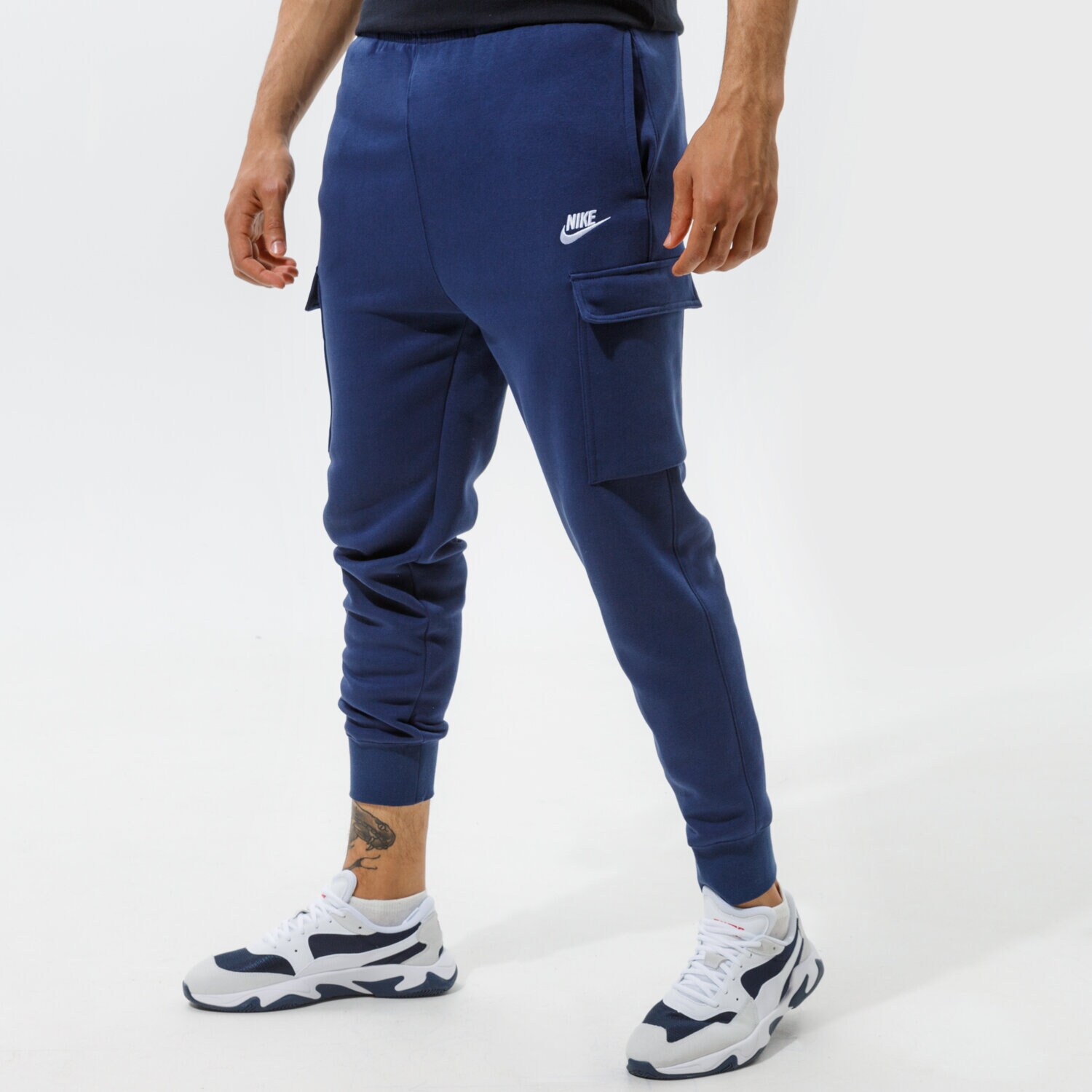 Bărbați pantaloni NIKE PANTALONI  SPORTSWEAR CLUB FLEECE CARGO CD3129-410 Bleumarin
