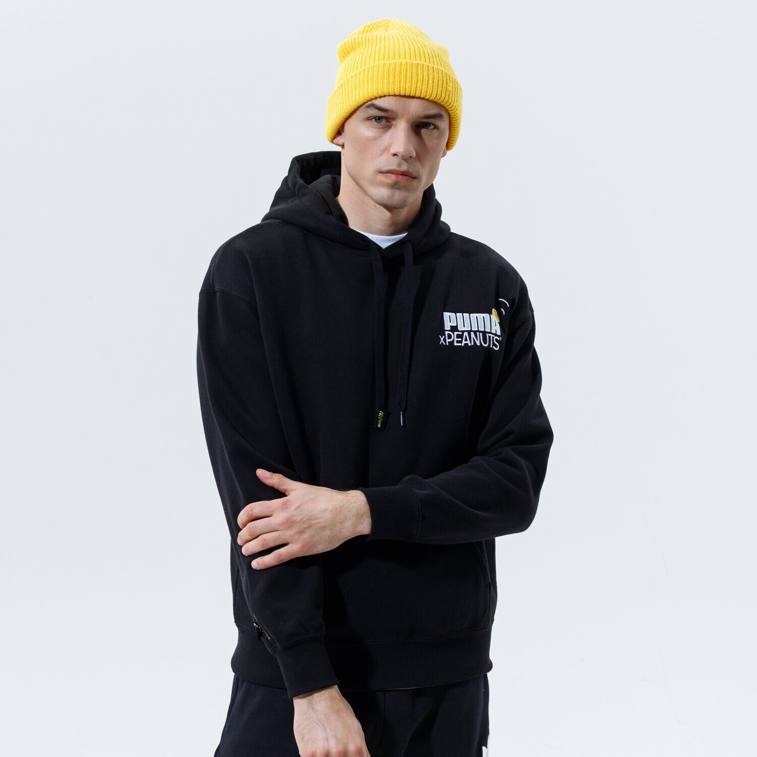 Bărbați bluză PUMA BLUZĂ CU GLUGĂ PUMA X PEANUTS HOODIE 53061401 Negru
