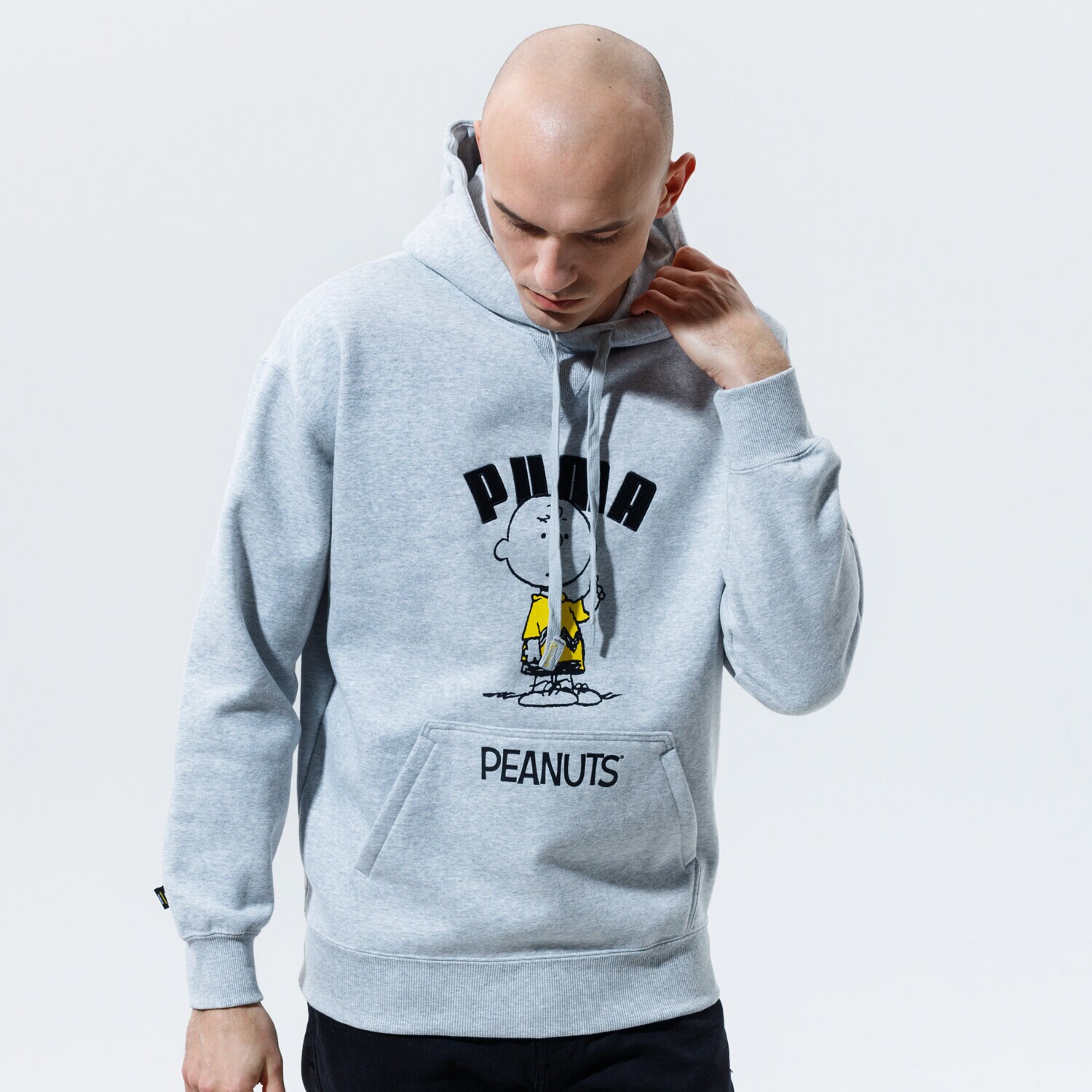 Bărbați bluză PUMA BLUZĂ CU GLUGĂ PUMA X PEANUTS HOODIE 53061404 Gri
