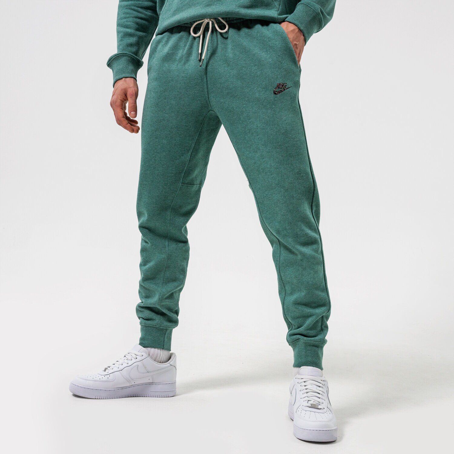 Bărbați pantaloni NIKE PANTALONI  M NSW SPE+ SB JGGR REVIVAL DH1036-361 Verde