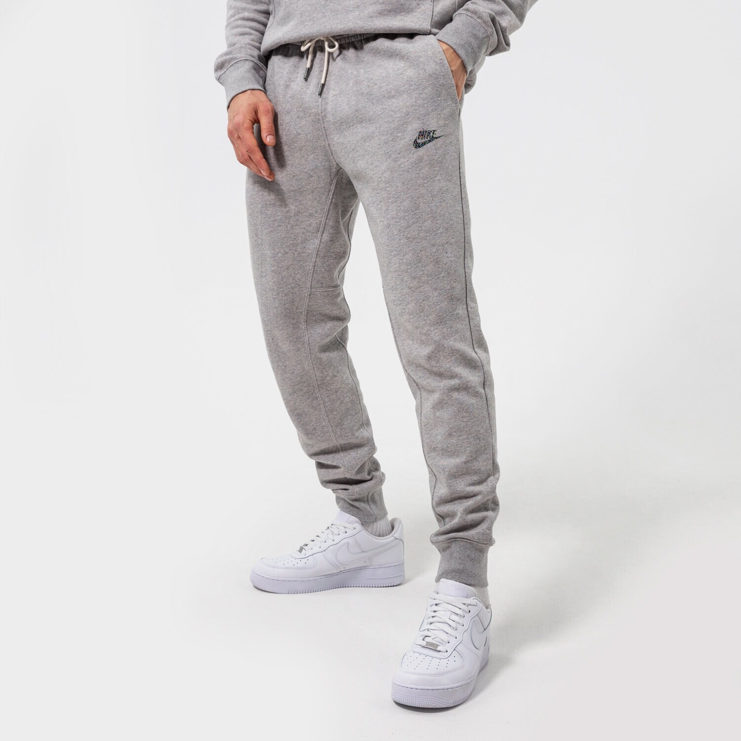 Bărbați pantaloni NIKE PANTALONI  M NSW SPE+ SB JGGR REVIVAL DH1036-902 Gri