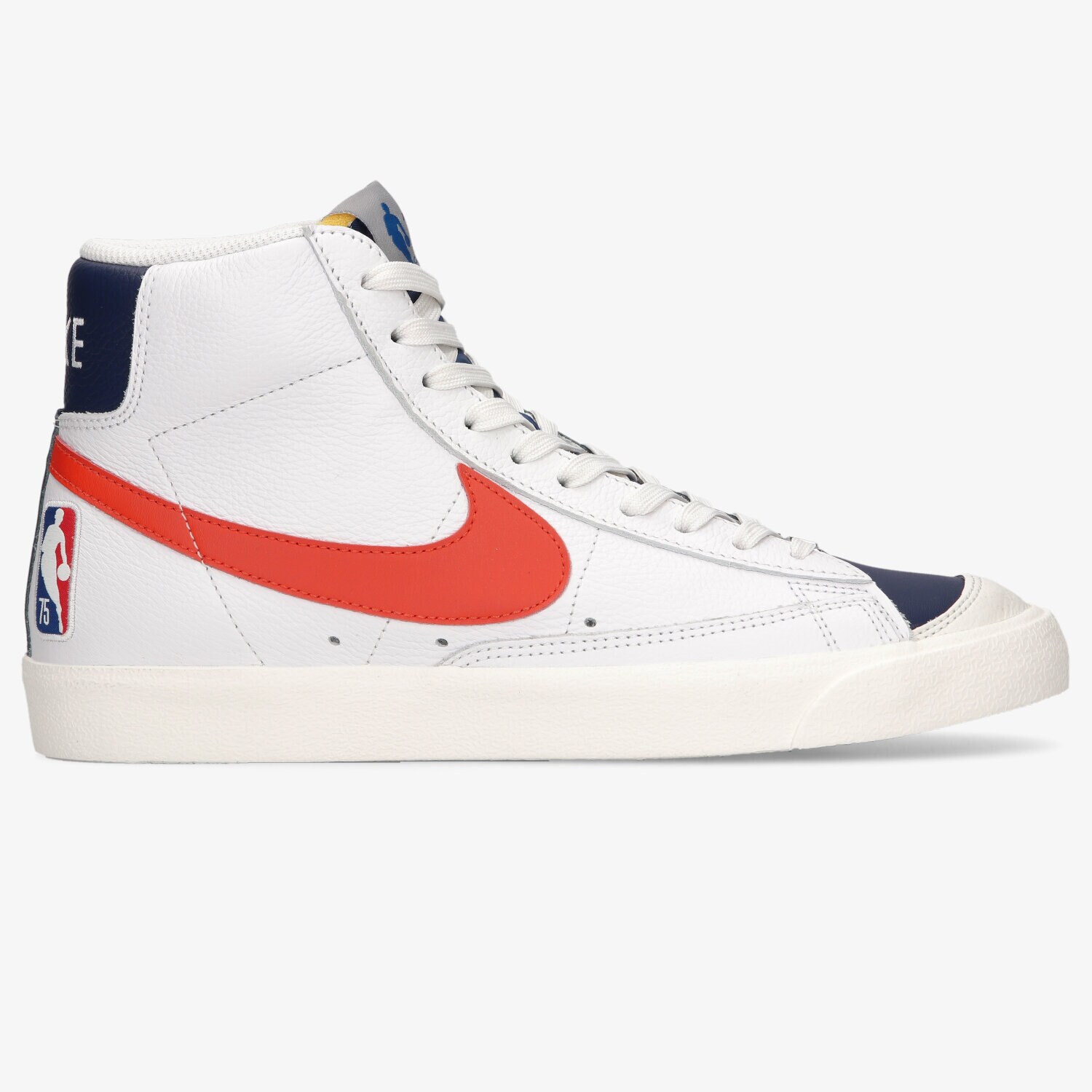 Barbați pantofi sport NIKE BLAZER MID '77 EMB DD8025-100 Alb