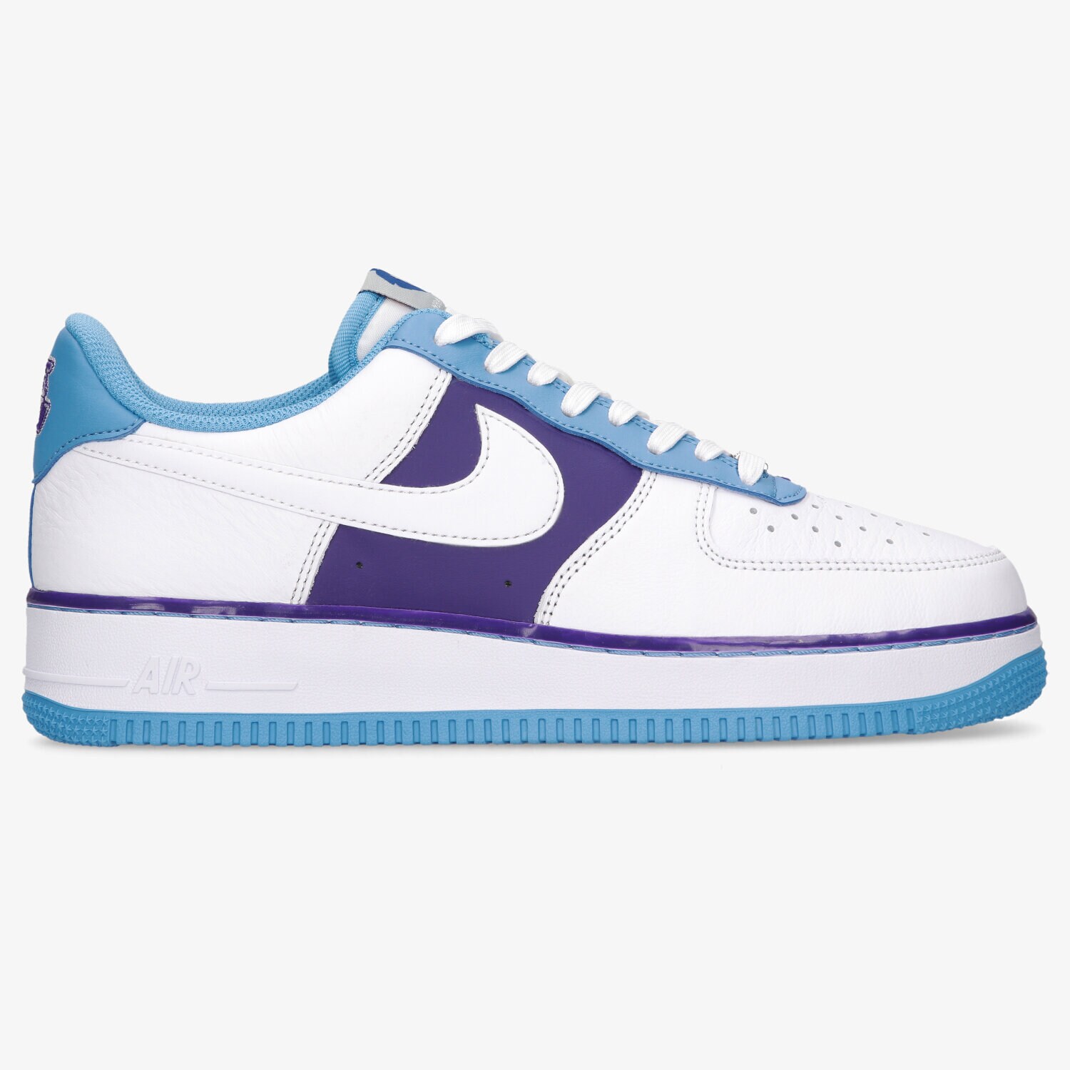 Barbați pantofi sport NIKE AIR FORCE 1 '07 LV8 EMB DC8874-101 Alb