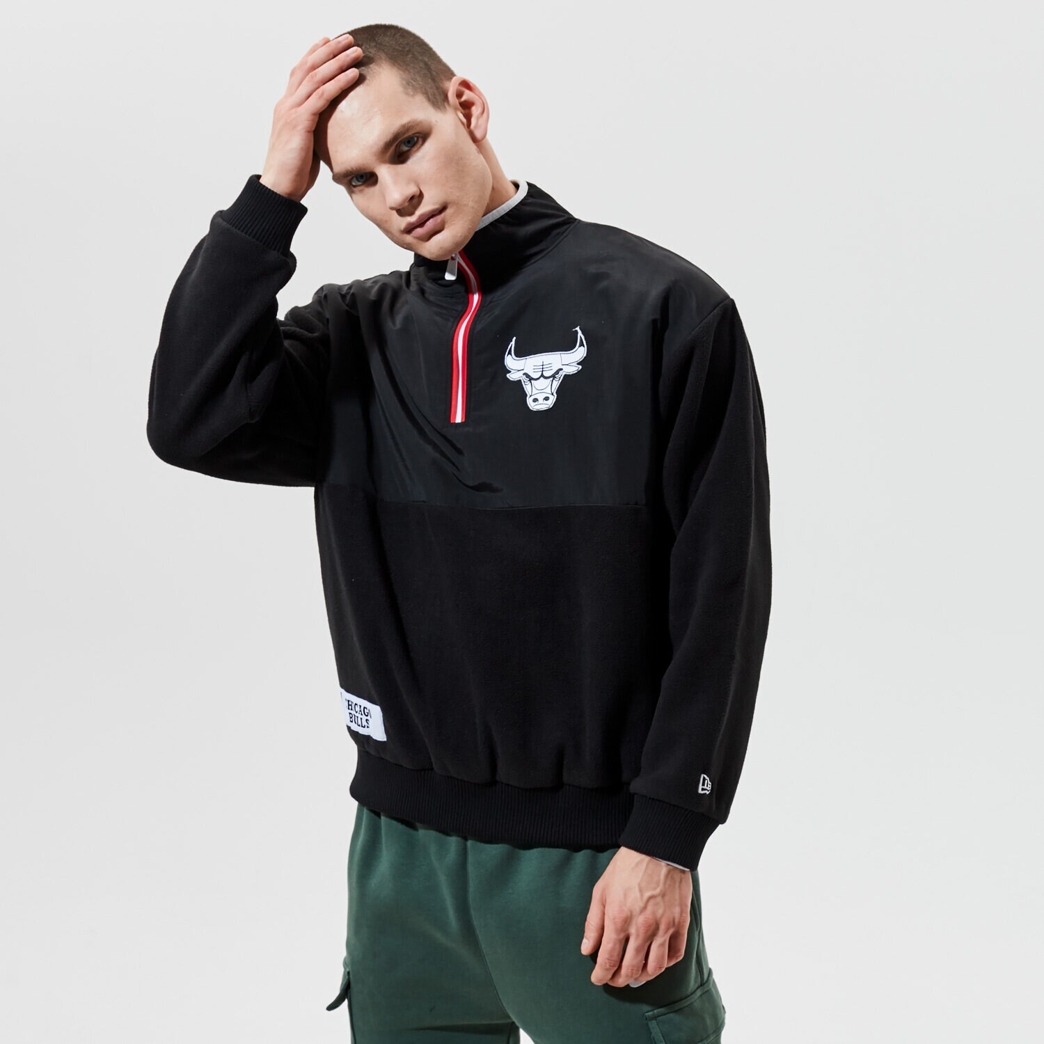 Bărbați bluză NEW ERA POLAR NBA 1/4 ZIP FLEECE BULLS CHICAGO BULLS BLK 12553332 Negru