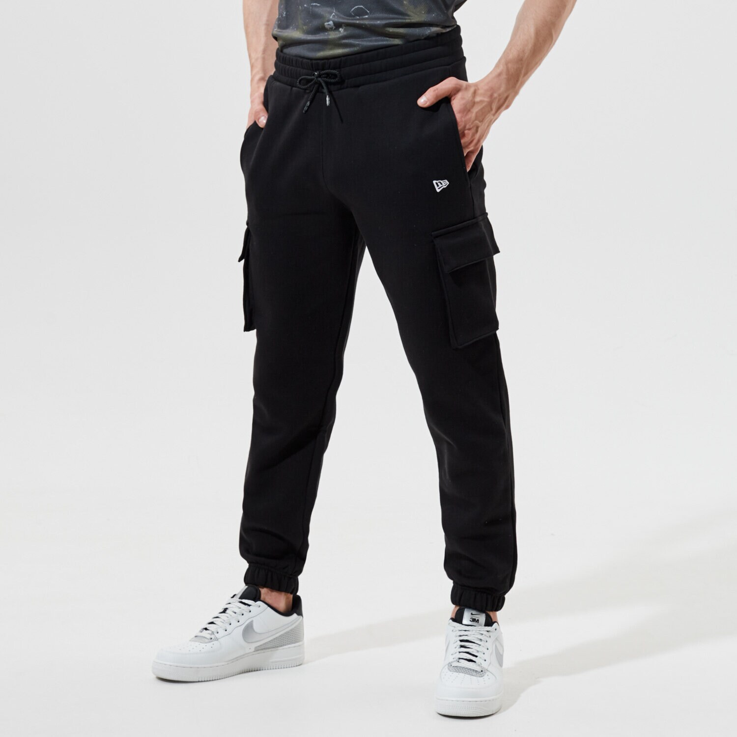 Bărbați pantaloni NEW ERA PANTALONI  OUTDOOR UTILITY CARGO JOGGER NEW ERA BLK 12590877 Negru