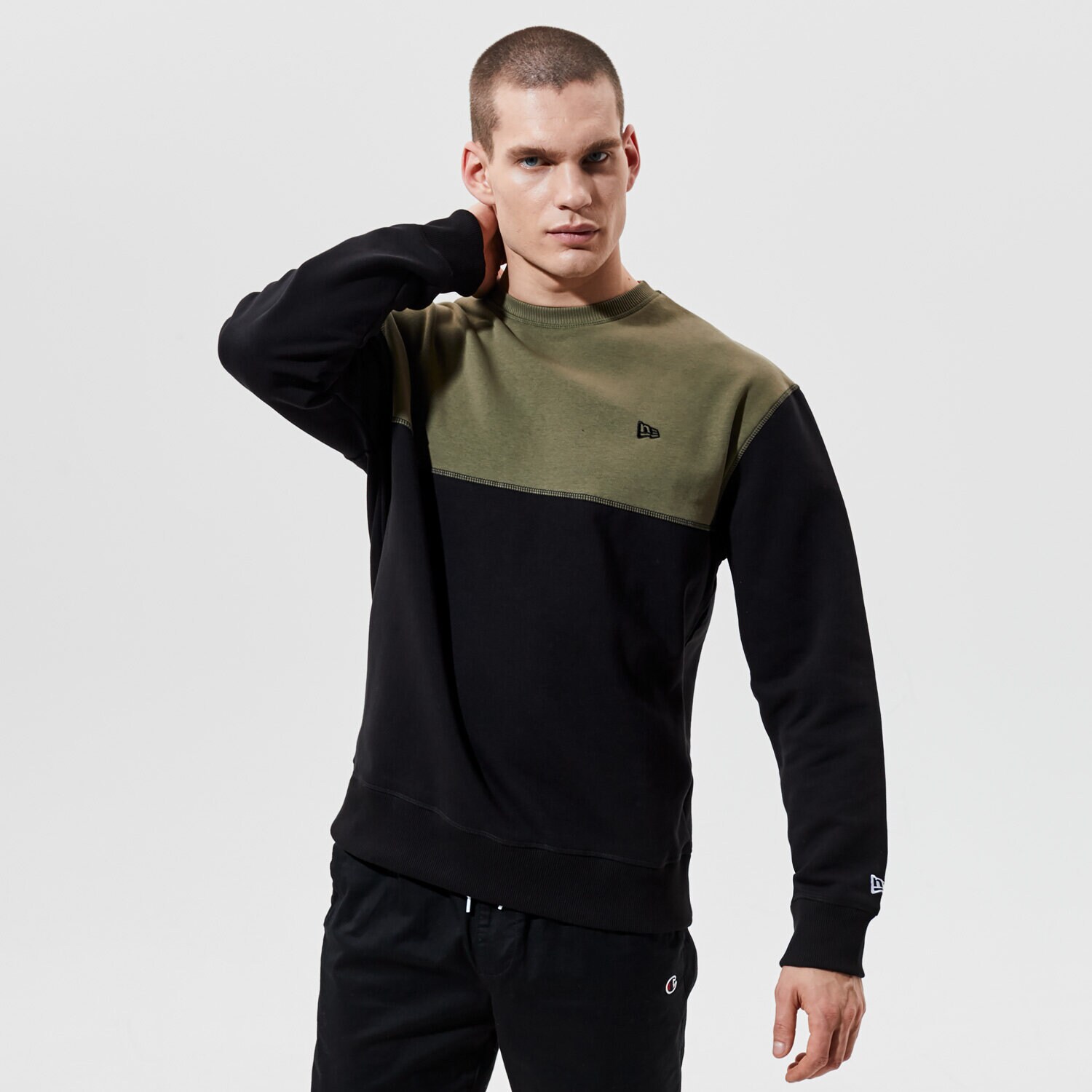 Bărbați bluză NEW ERA BLUZĂ NEW ERA OUTDOOR UTILITY CREW NECK NEW ERA BLKN 12590876 Kaki