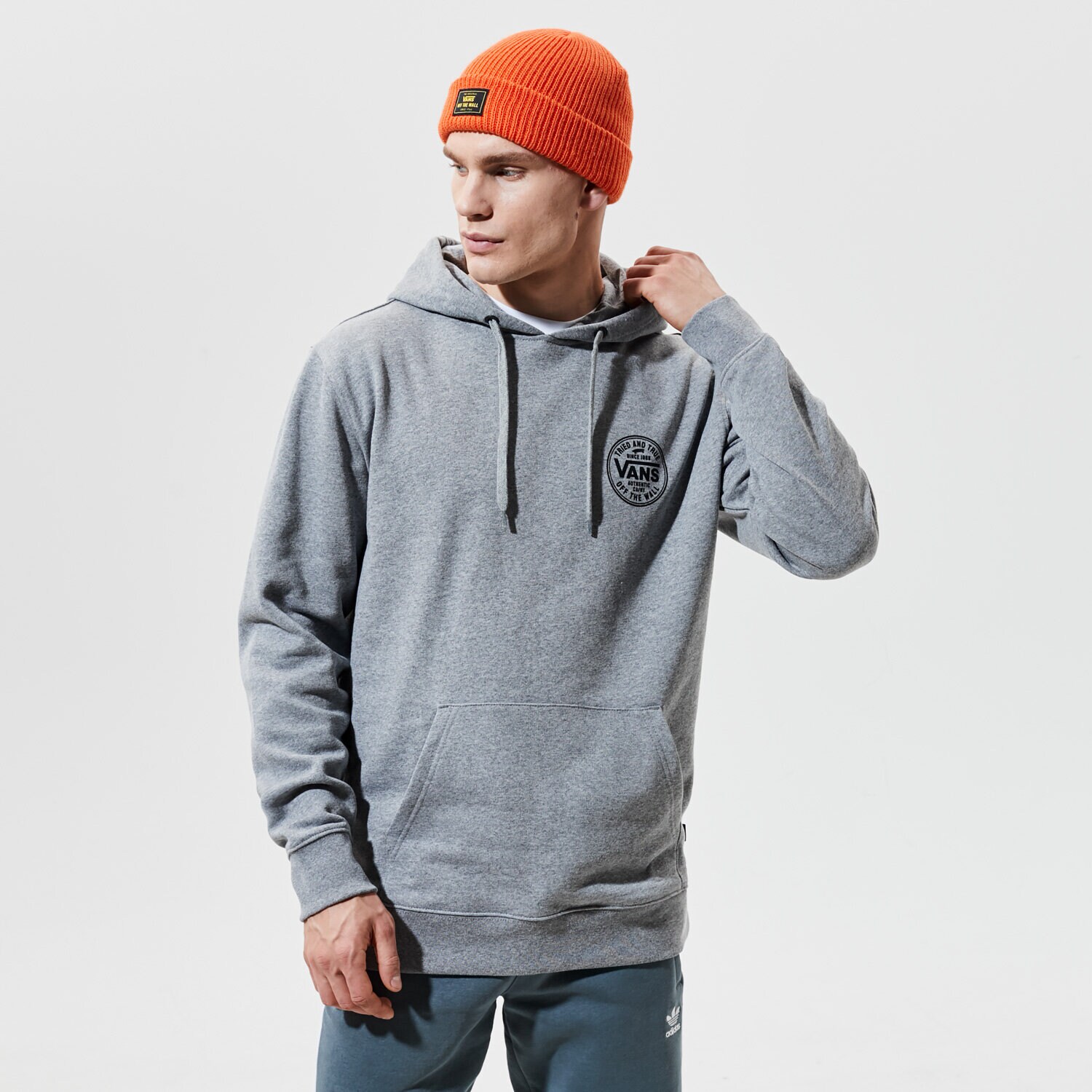 Bărbați bluză VANS BLUZĂ CU GLUGĂ MN TRIED AND TRUE PO CEMENT HEATHER VN0A54AZ02F1 Gri