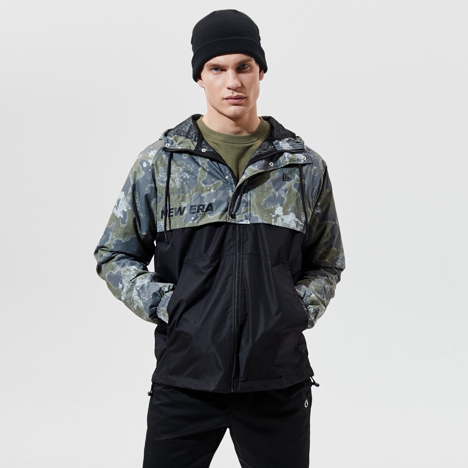 Bărbați jachetă NEW ERA JACHETĂ OUTDOOR UTILITY WINDBREAKER NEW ERA XPTBLK 12590878 Mulicolor