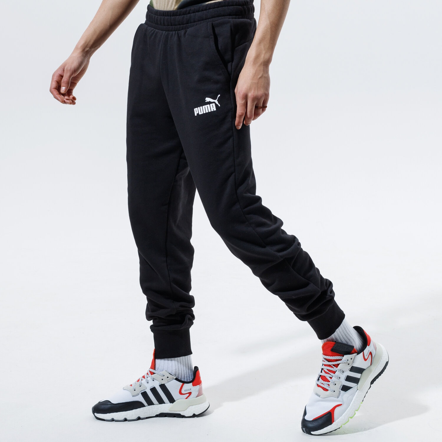 Bărbați pantaloni PUMA PANTALONI  ESS LOGO TR CL 58671601 Negru