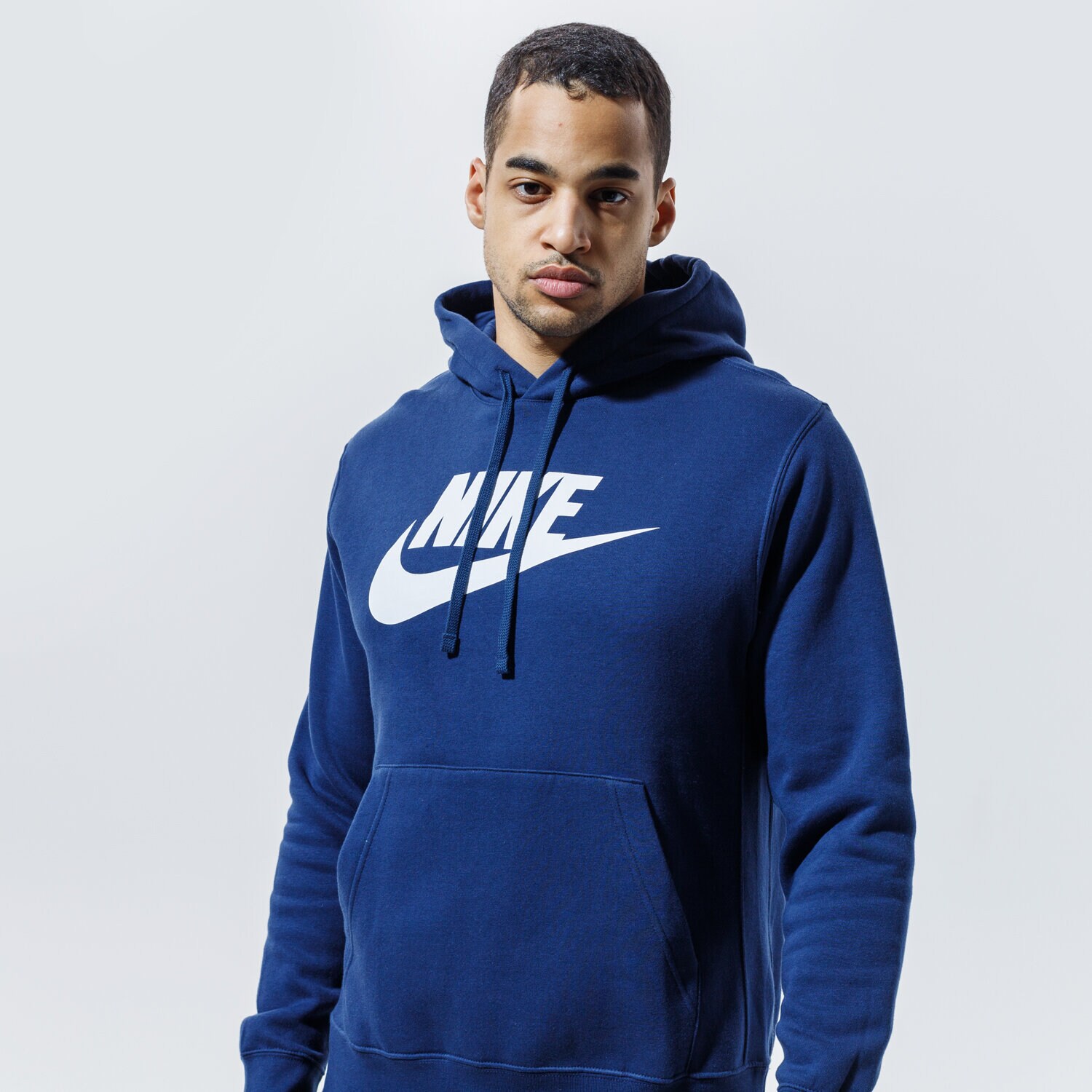 Bărbați bluză NIKE BLUZĂ CU GLUGĂ SPORTSWEAR CLUB FLEECE BV2973-410 Bleumarin