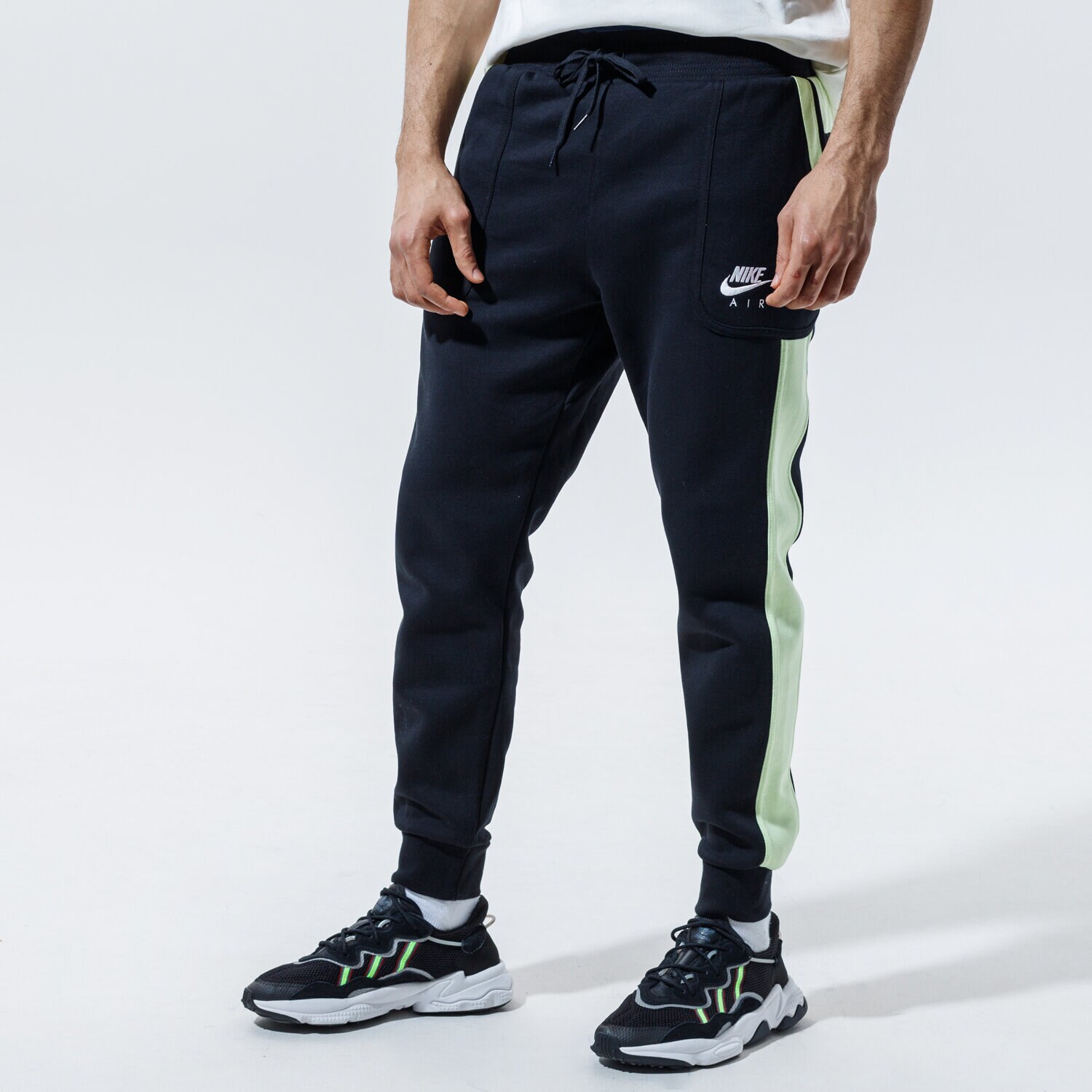 Bărbați pantaloni NIKE PANTALONI AIR DC4317-010 Negru