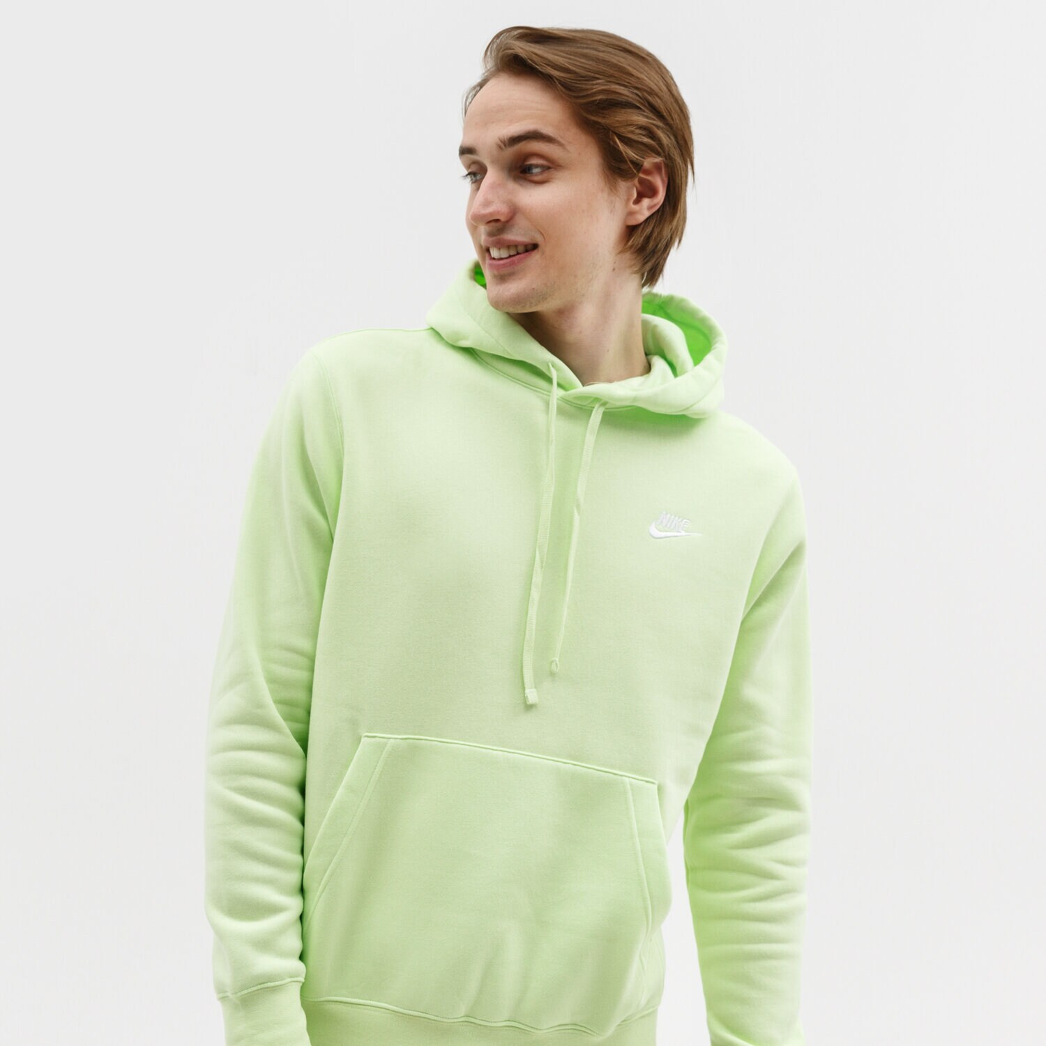 Bărbați bluză NIKE BLUZĂ CU GLUGĂ SPORTSWEAR CLUB FLEECE BV2654-383 Verde