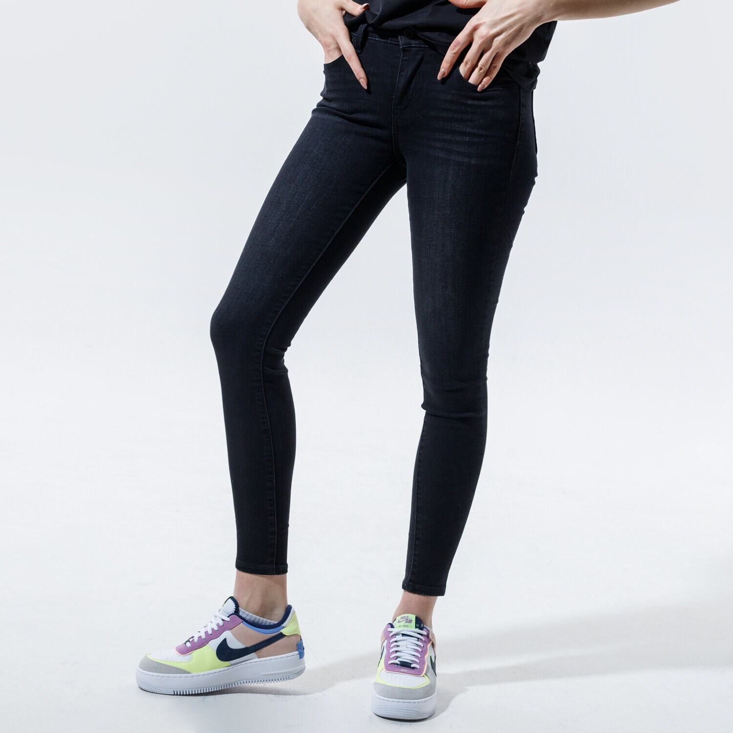 Femei pantaloni LEVI'S 710 SUPER SKINNY JEANS 17778-0421 Negru