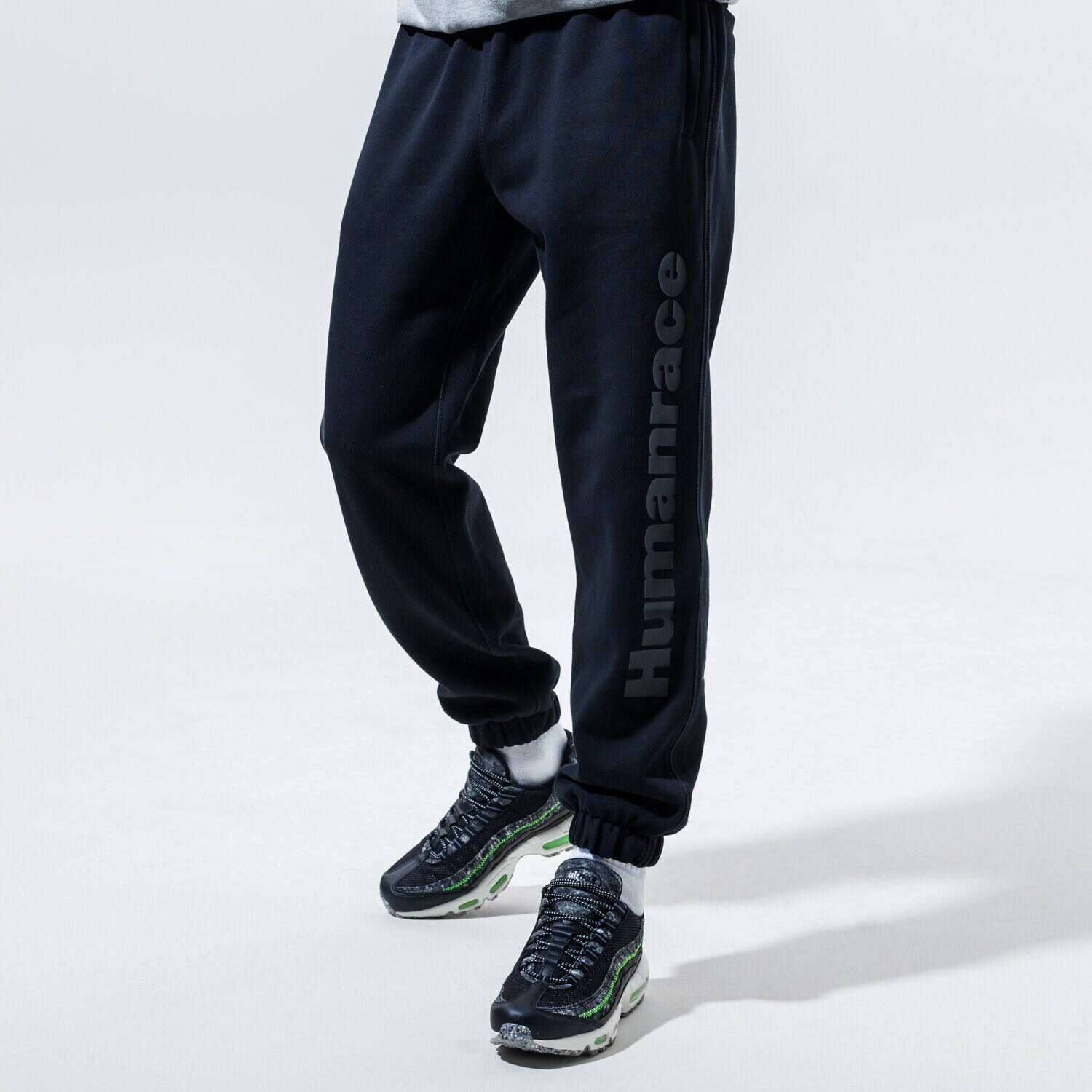 Bărbați pantaloni ADIDAS PANTALONI PHARRELL BF SWEATPANT GL2120 Negru