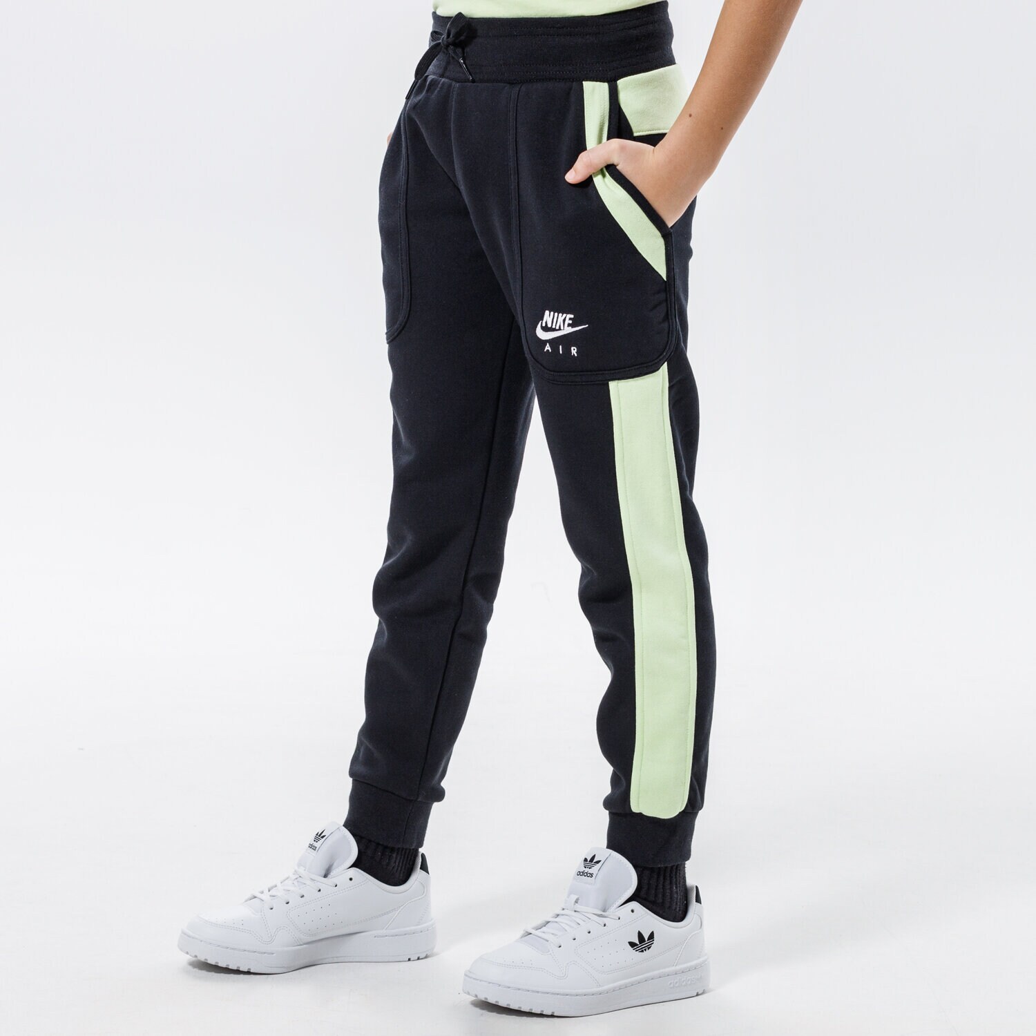 Pantaloni pentru copii NIKE PANTALONI  AIR BOY DA0710-010 Negru