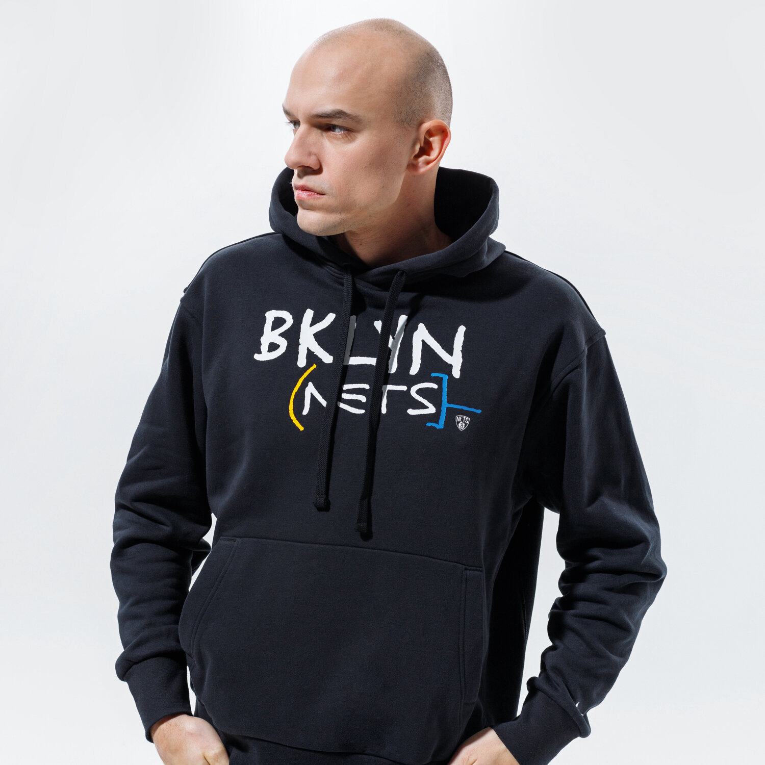 Bărbați bluză NIKE BLUZĂ CU GLUGĂ BROOKLYN NETS ESSENTIAL CITY EDITION NBA CN2529-010 Negru