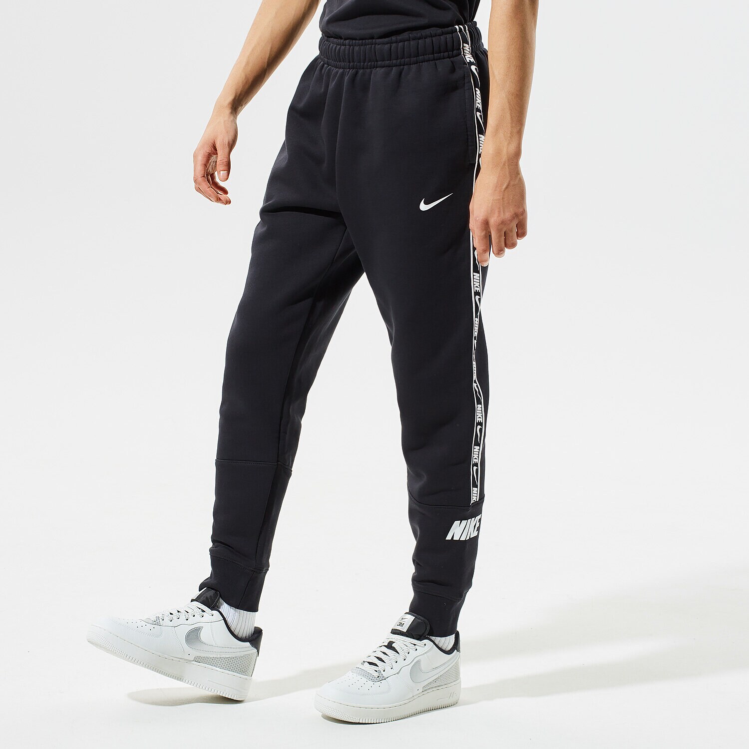 Bărbați pantaloni NIKE PANTALONI  M NSW REPEAT FLC JGGR BB DC0719-011 Negru