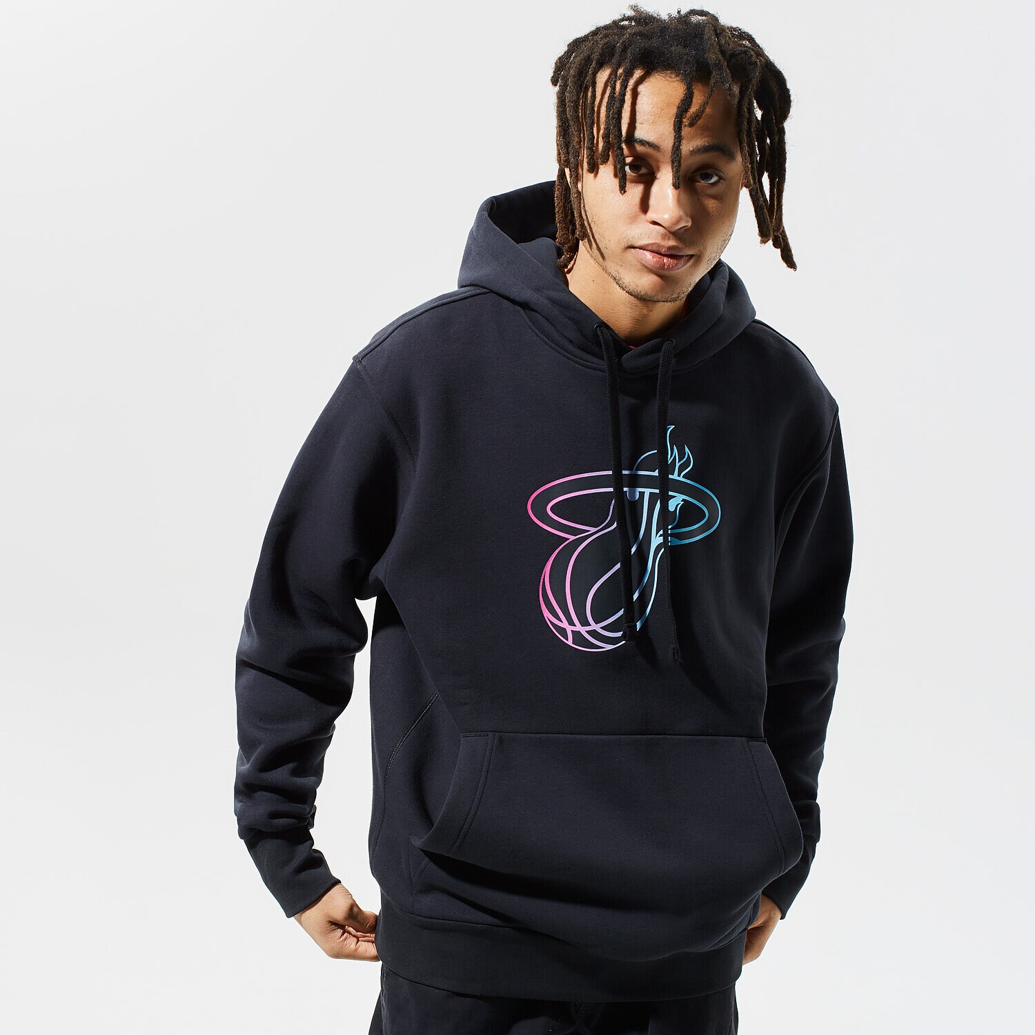 Bărbați bluză NIKE BLUZĂ CU GLUGĂ MIAMI HEAT CITY EDITION ESSNTL CE NBA CN2549-010 Negru