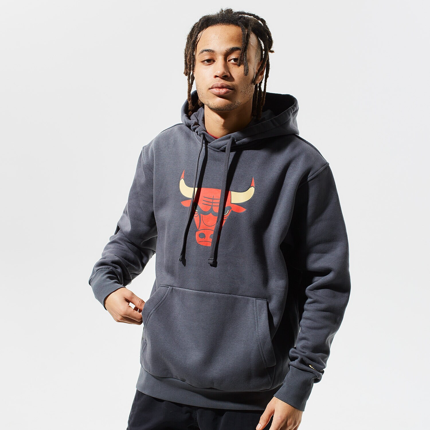 Bărbați bluză NIKE BLUZĂ CU GLUGĂ CHICAGO BULLS ESSENTIAL CITY EDITION NBA CN2534-060 Gri