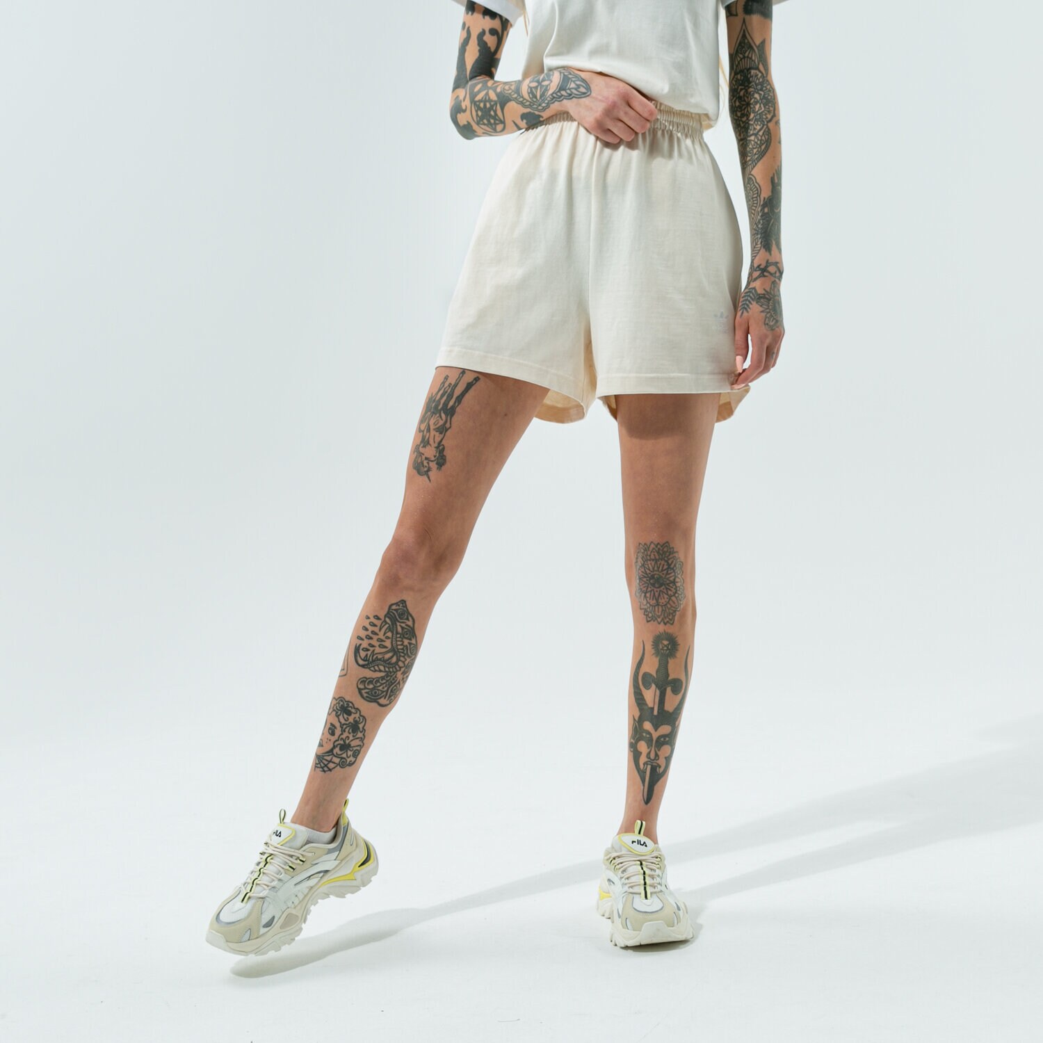 Femei pantaloni scurți ADIDAS PANTALONI SCURȚI SHORTS H37886 Bej