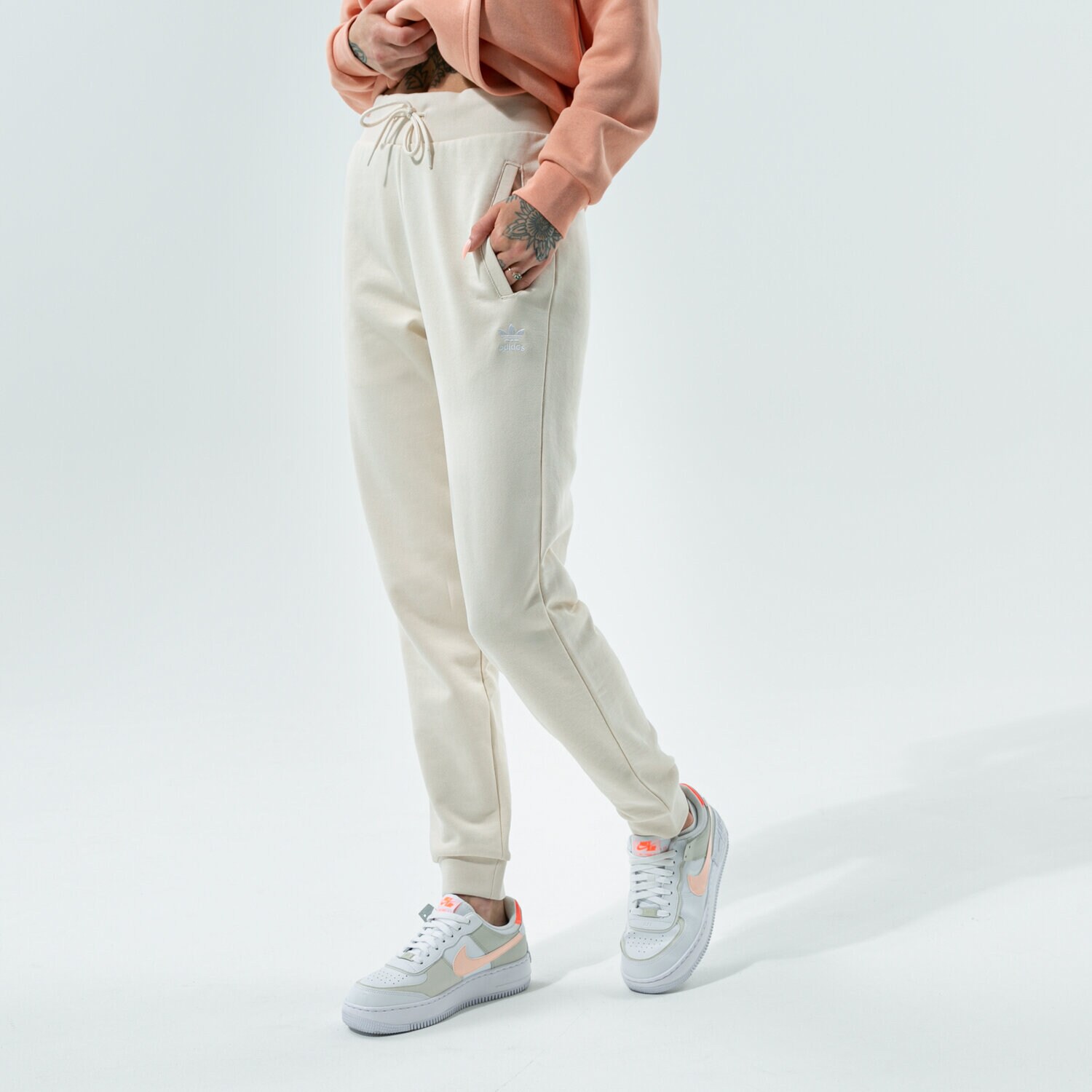Femei pantaloni ADIDAS PANTALONI  ESSENTIAL JOGGERS H37873 Bej