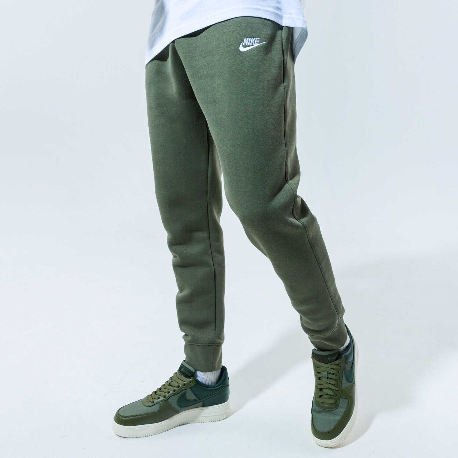 Bărbați pantaloni NIKE PANTALONI  SPORTSWEAR CLUB FLEECE BV2671-380 Verde