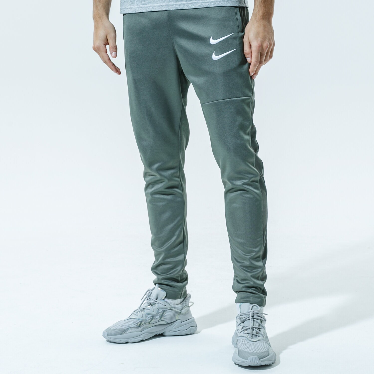 Bărbați pantaloni NIKE PANTALONI  M NSW SWOOSH PANT PK CU3898-380 Verde