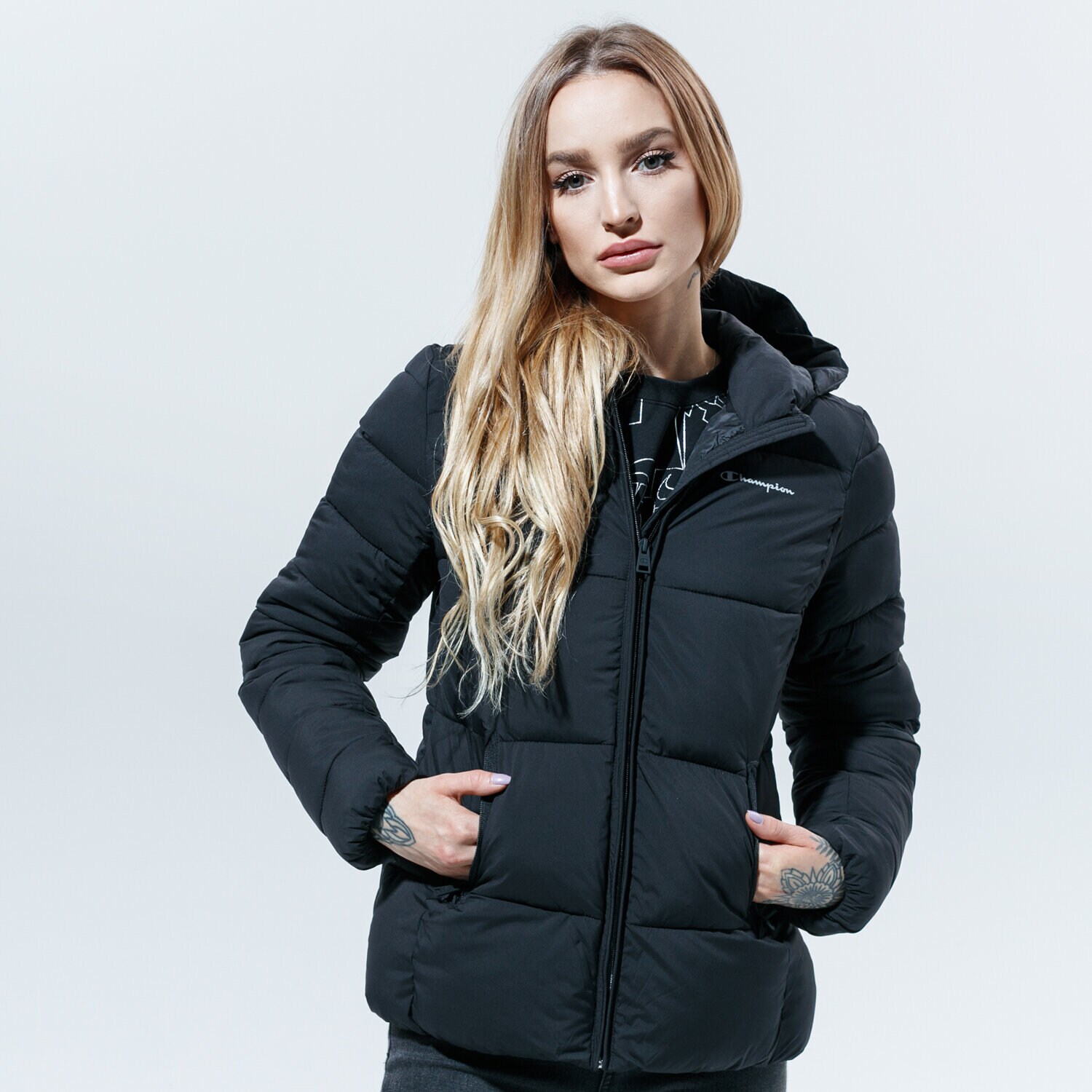 Femei geacă de iarnă CHAMPION JACHETĂ HOODED POLYFILLED JACKET REGULAR 113424KK001 Negru