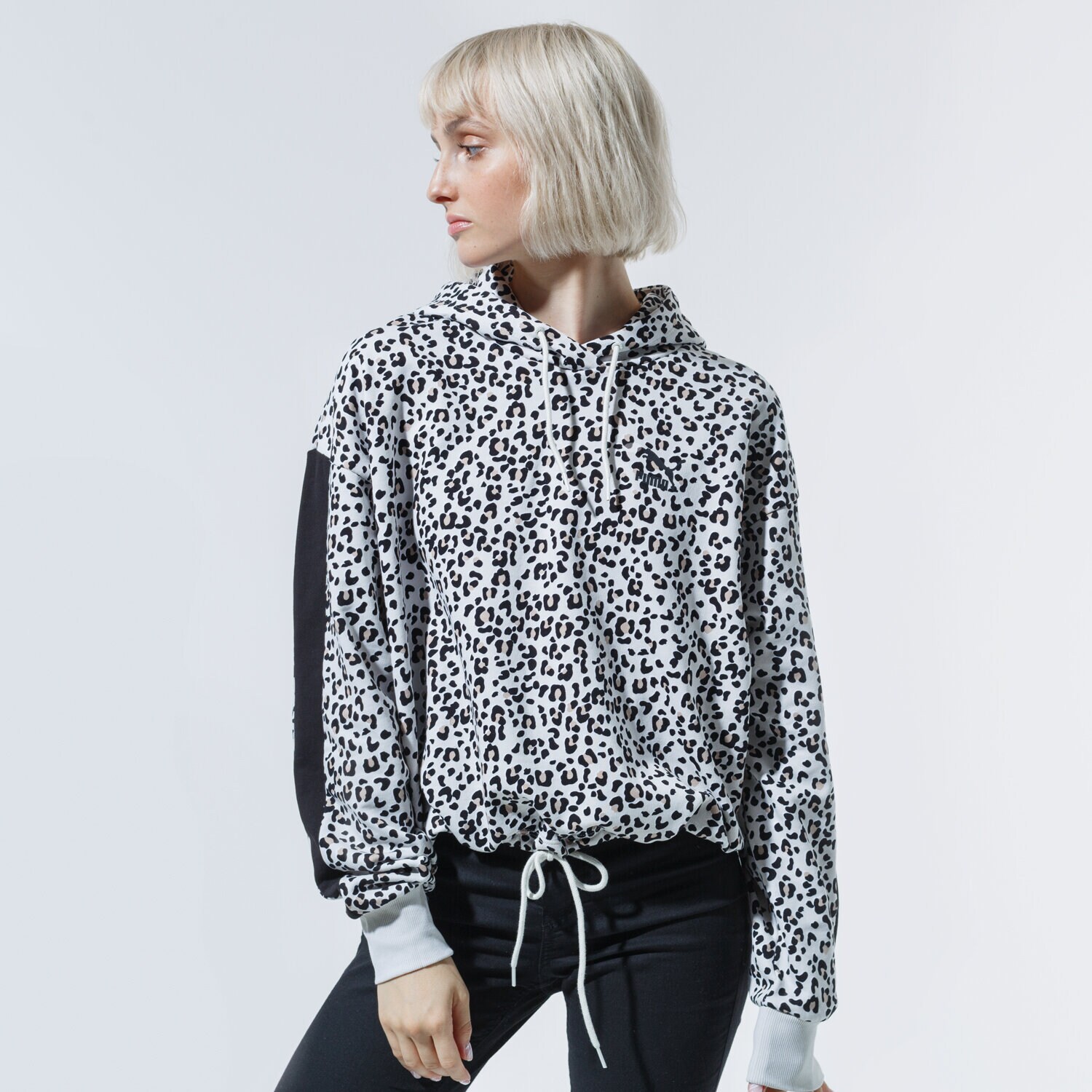 Femei bluză PUMA BLUZĂ CU GLUGĂ CLASSICS CROPPED HOODY AOP 59874999 Negru