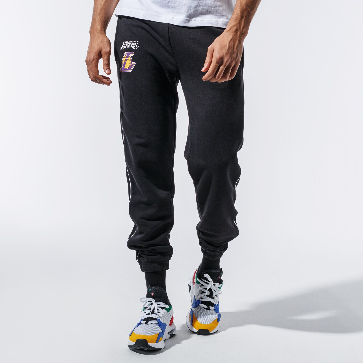Bărbați pantaloni NEW ERA PANTALONI  NBA STRIPE PIPING JOGGER LOSLAK BLK 11904443 Negru