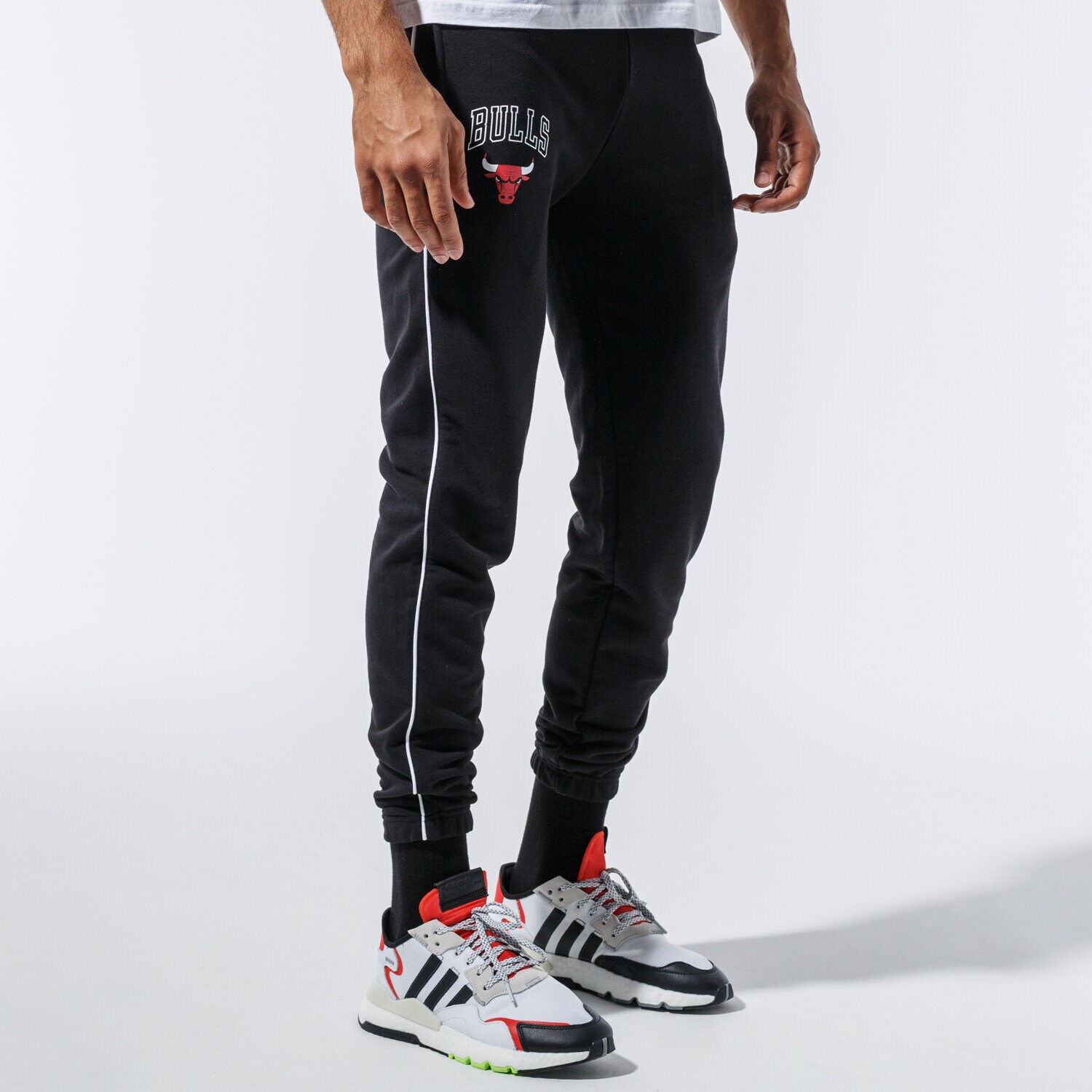 Bărbați pantaloni NEW ERA PANTALONI  NBA STRIPE PIPING JOGGER CHIBUL BLK 11860095