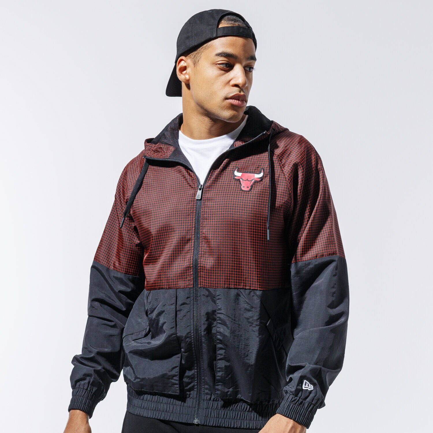 Bărbați jachetă NEW ERA JACHETĂ NBA CHECK RIPSTOP WINDBREAKER CHIBUL FDR 12485682 Negru