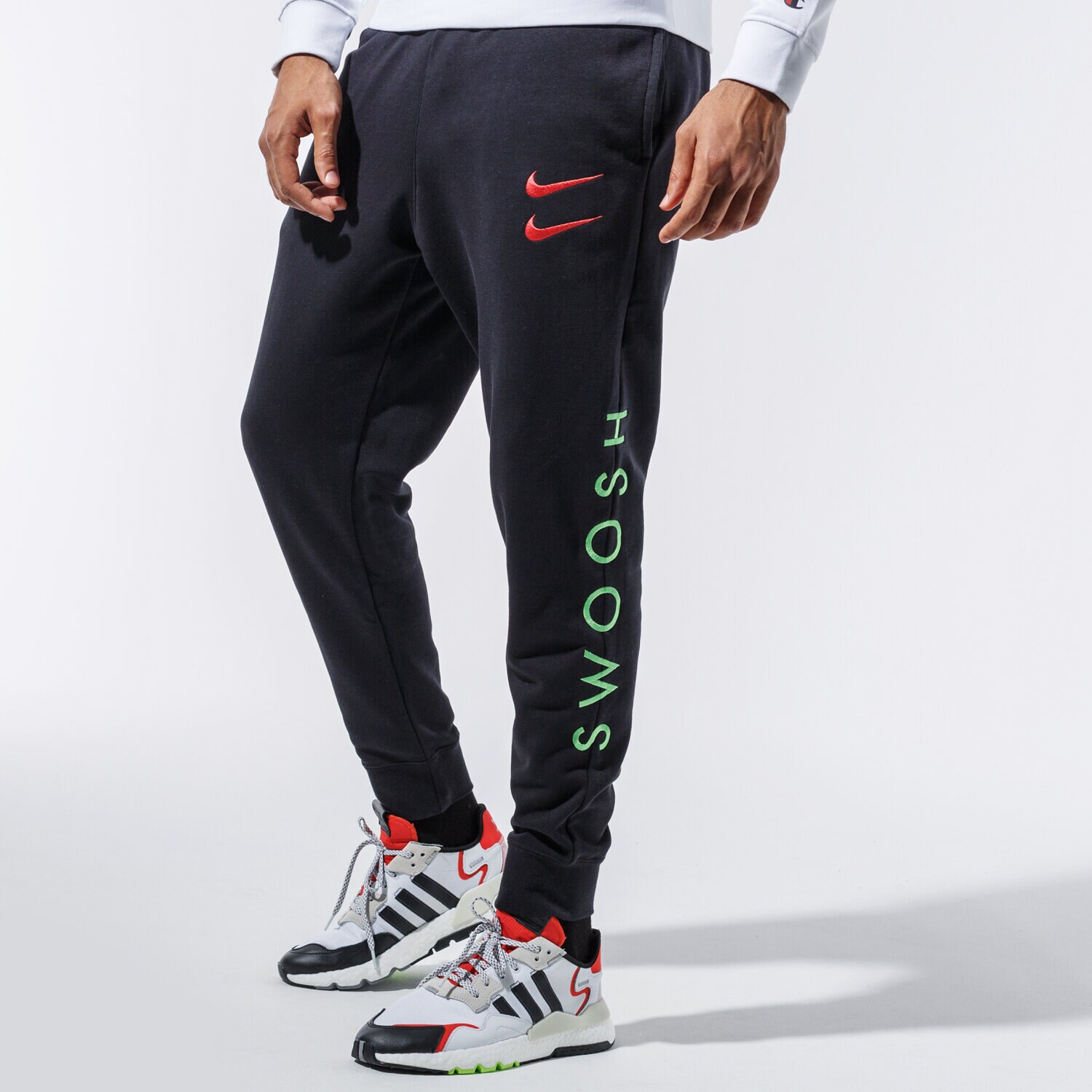 Bărbați pantaloni NIKE PANTALONI  M NSW SWOOSH PANT SBB CU3915-011 Negru