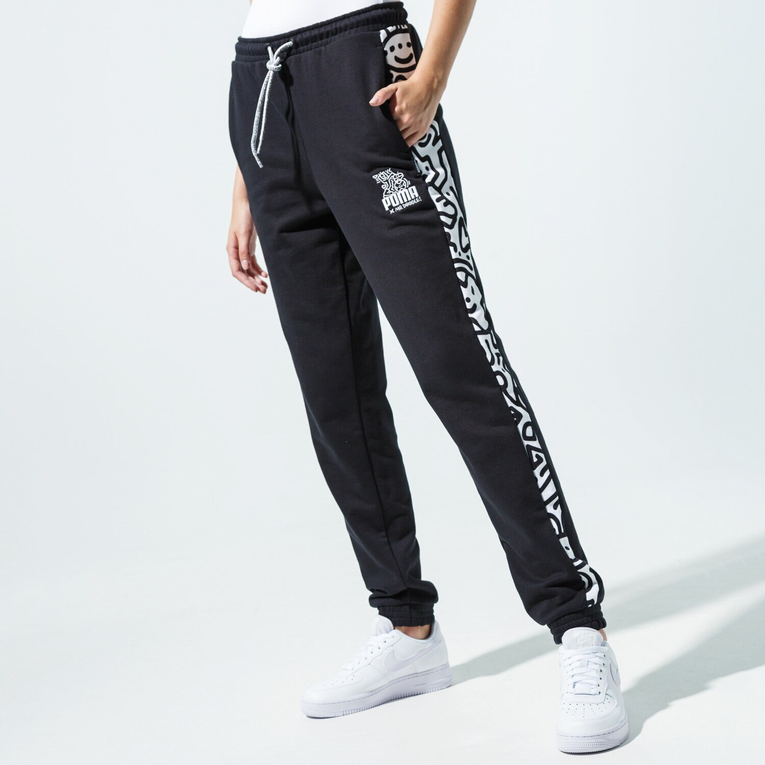 Femei pantaloni PUMA PANTALONI  PUMA X MR DOODLE PANTS 59865051 Negru