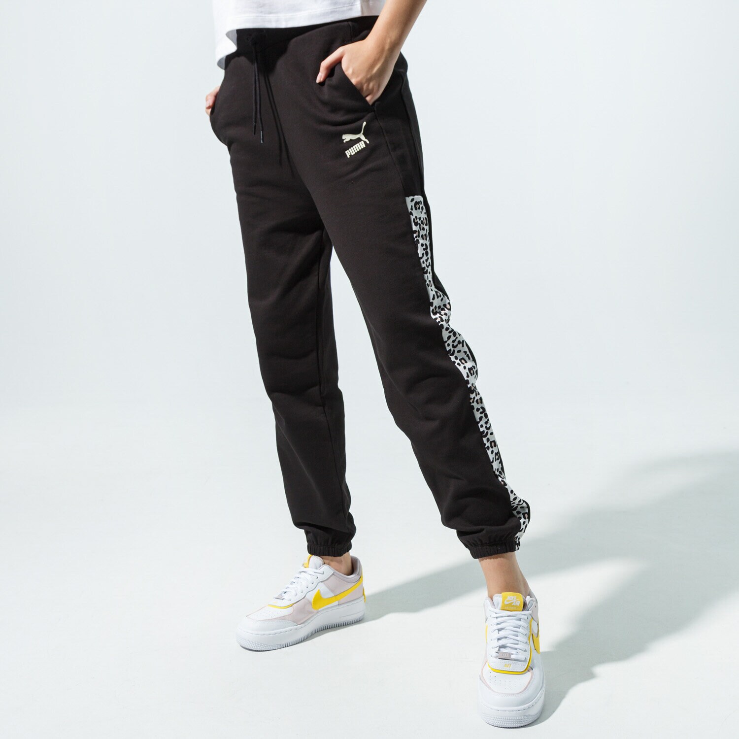 Femei pantaloni PUMA PANTALONI  CLASSICS AOP T7 TRACK PANT FT 59773551 Negru