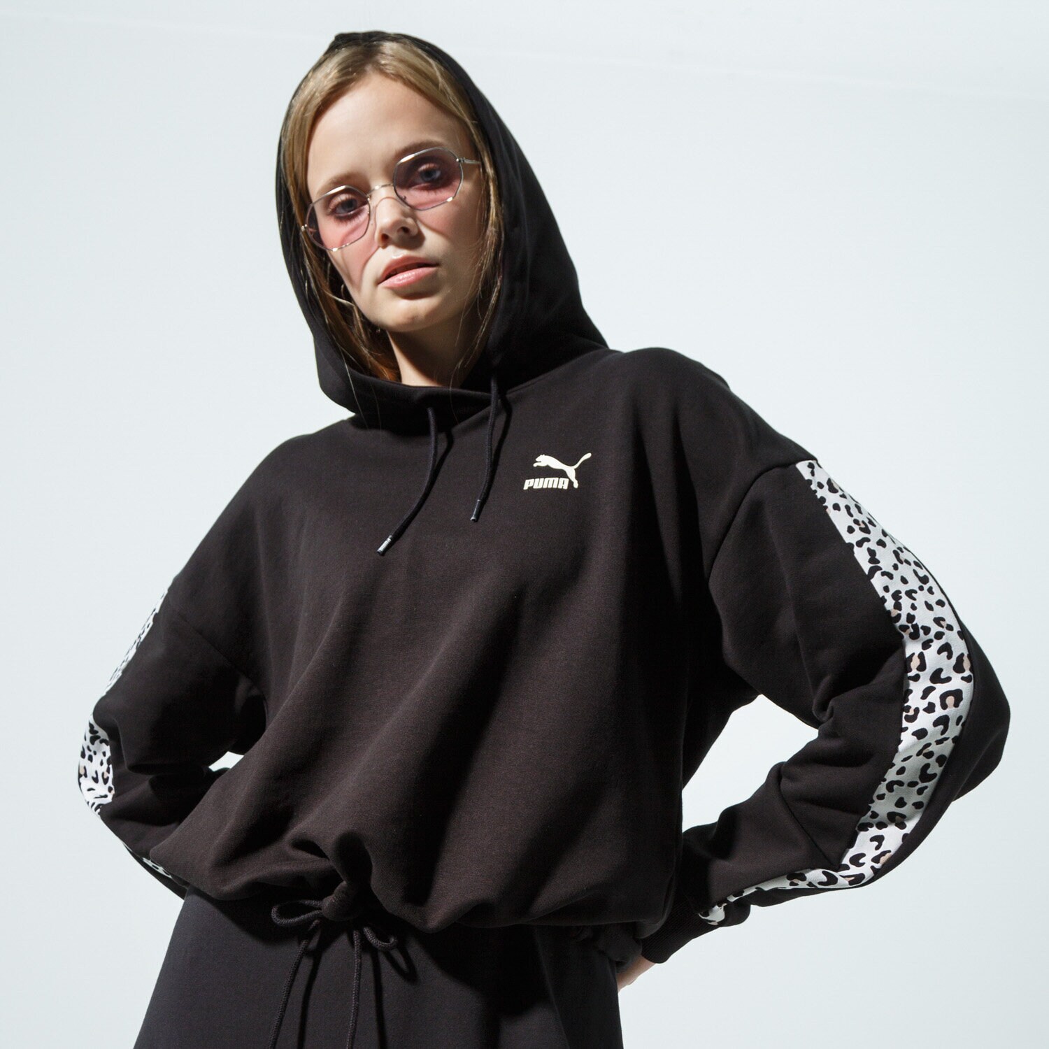 Femei bluză PUMA BLUZĂ CU GLUGĂ CLASSICS CROPPED HOODY AOP 59874951 Mulicolor