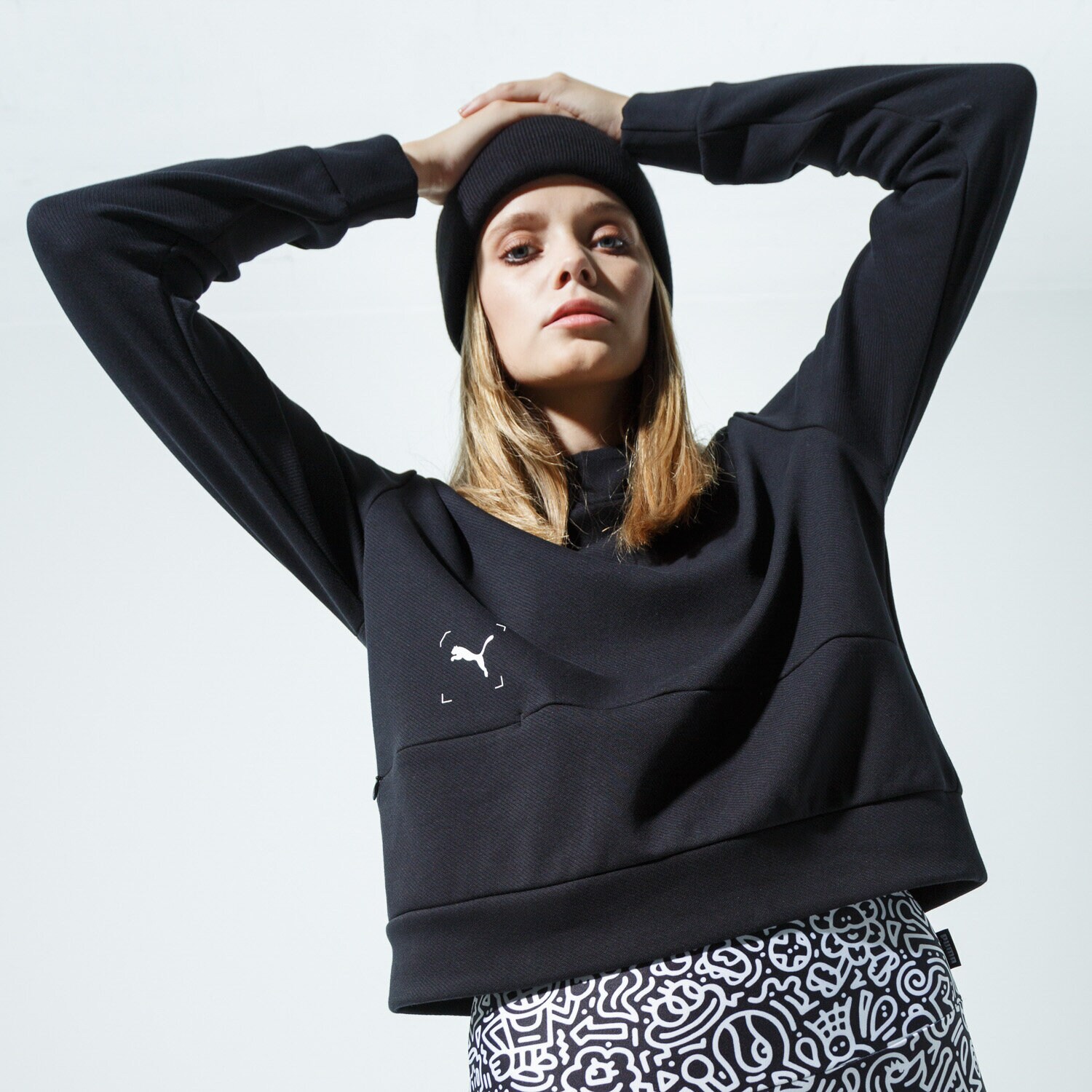 Femei bluză PUMA BLUZĂ CU GLUGĂ NU-TILITY HOODIE 58354801 Negru