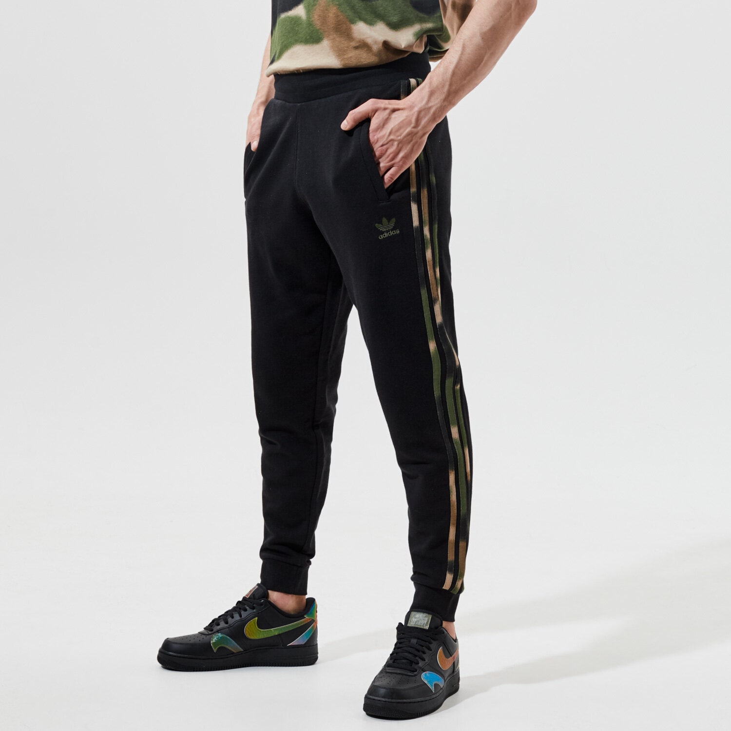 Bărbați pantaloni ADIDAS PANTALONI  CAMO SWEAT PANT GN1861 Negru