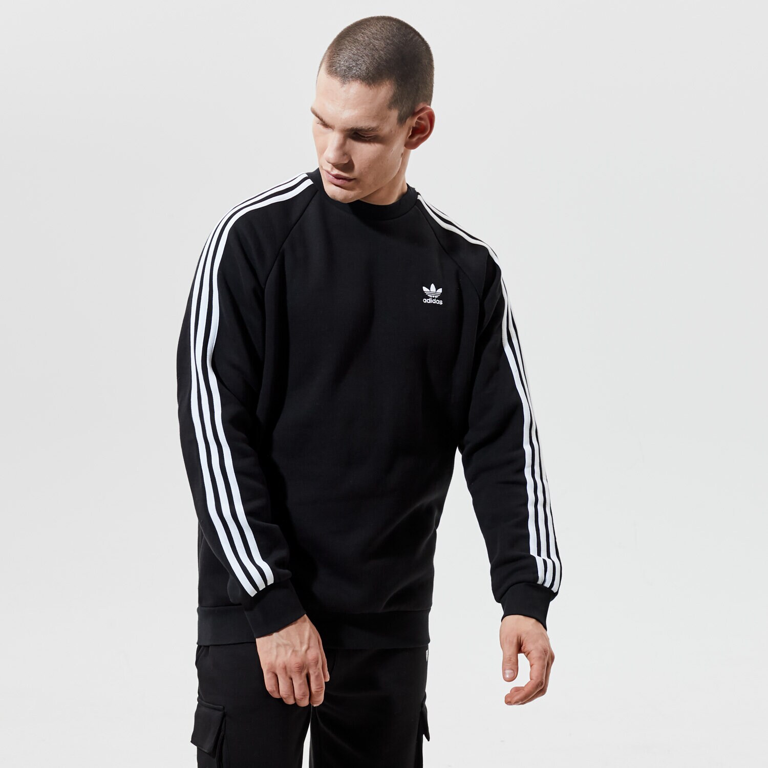 Bărbați bluză ADIDAS BLUZĂ 3-STRIPES CREW GN3487 Negru