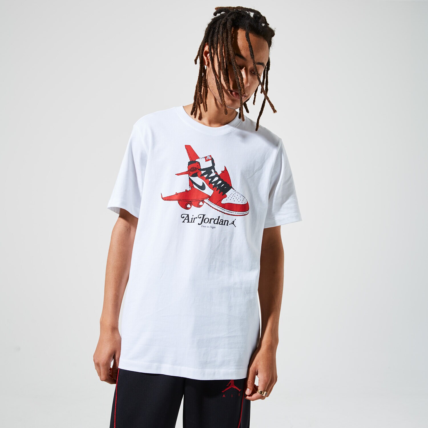 Bărbați tricou JORDAN TRICOU M J BUSTIERĂND GRAPHIC SS CREW CN3596-100 Alb