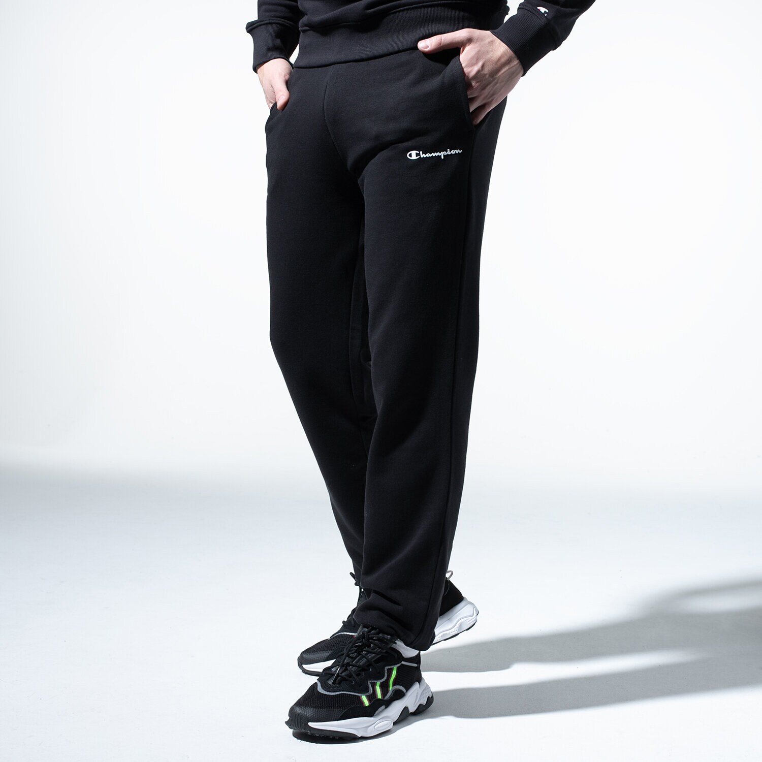 Bărbați pantaloni CHAMPION PANTALONI BASIC CUFF PANTS 214538KK001 Negru
