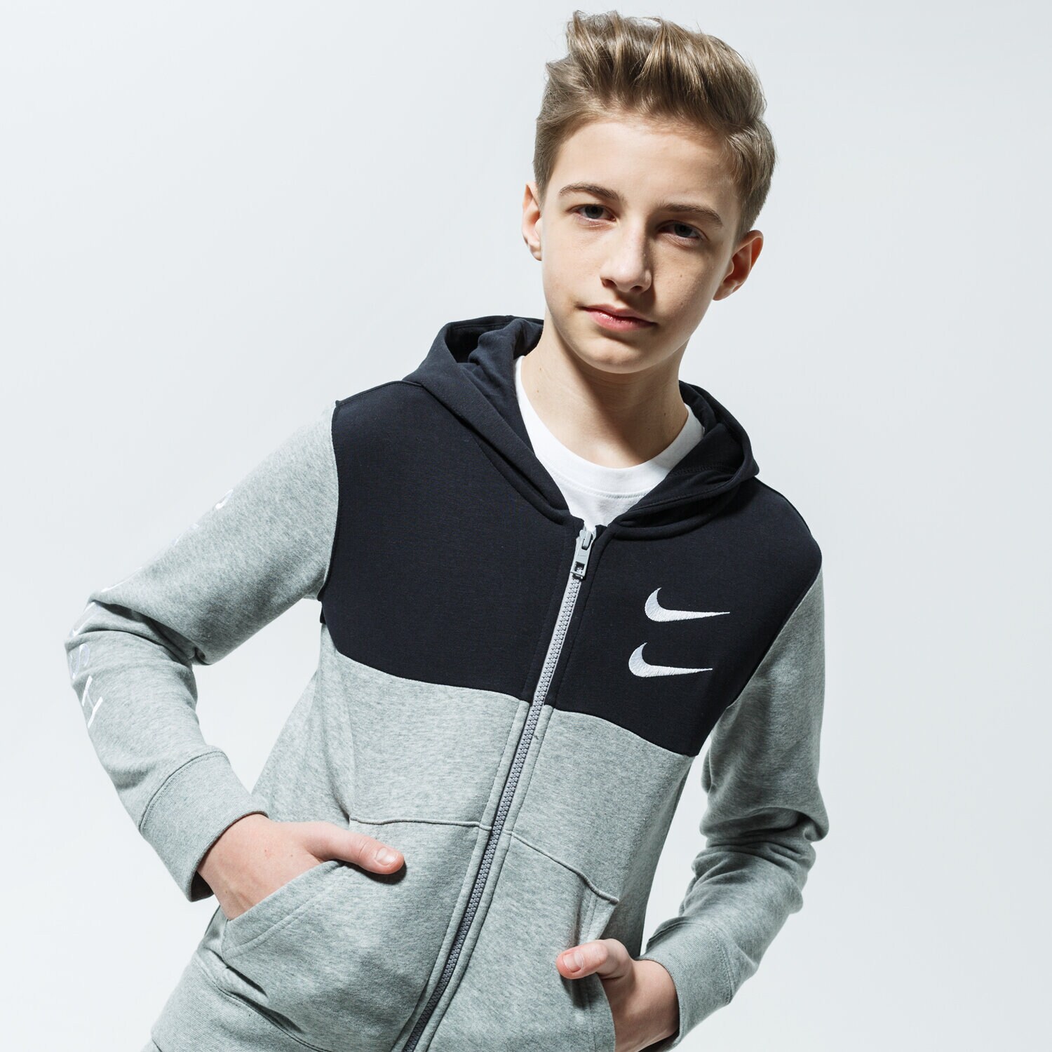 Copii bluză NIKE BLUZĂ CU GLUGĂ SPORTSWEAR SWOOSH CU9206-063 Negru