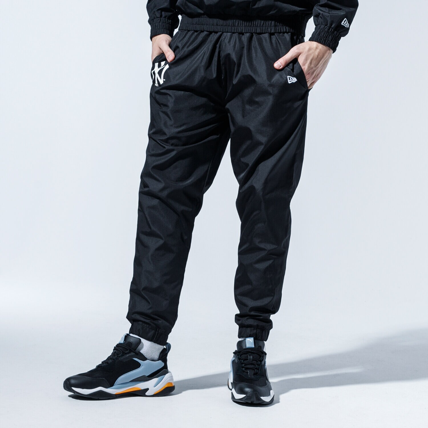 Bărbați pantaloni NEW ERA PANTALONI  MLB TRACK PANT NYY NEW YORK YANKEES BLK 12195419 Negru