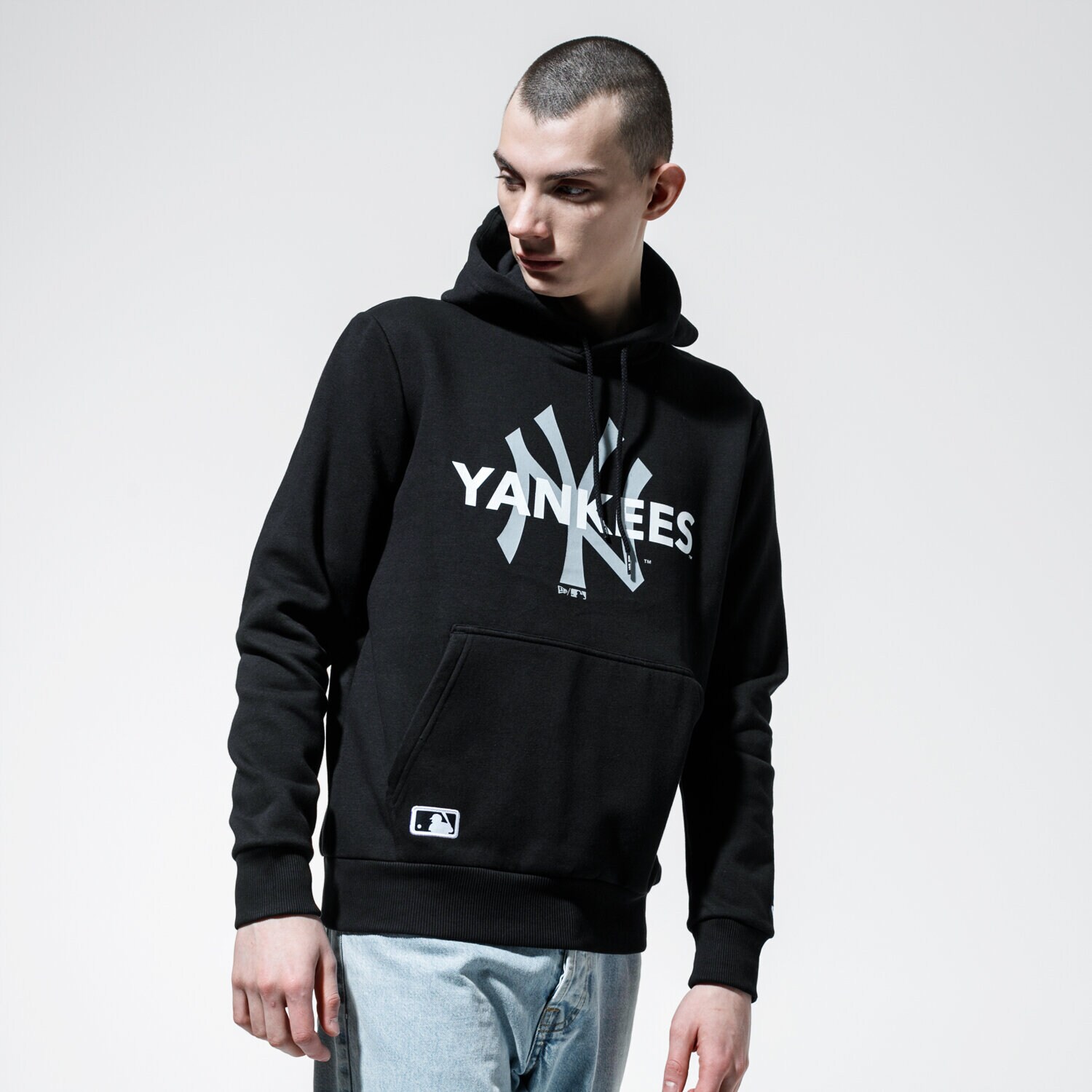 Bărbați bluză NEW ERA BLUZĂ CU GLUGĂ PO HOODY NYY NEW YORK YANKEES BLK 12195438 Negru